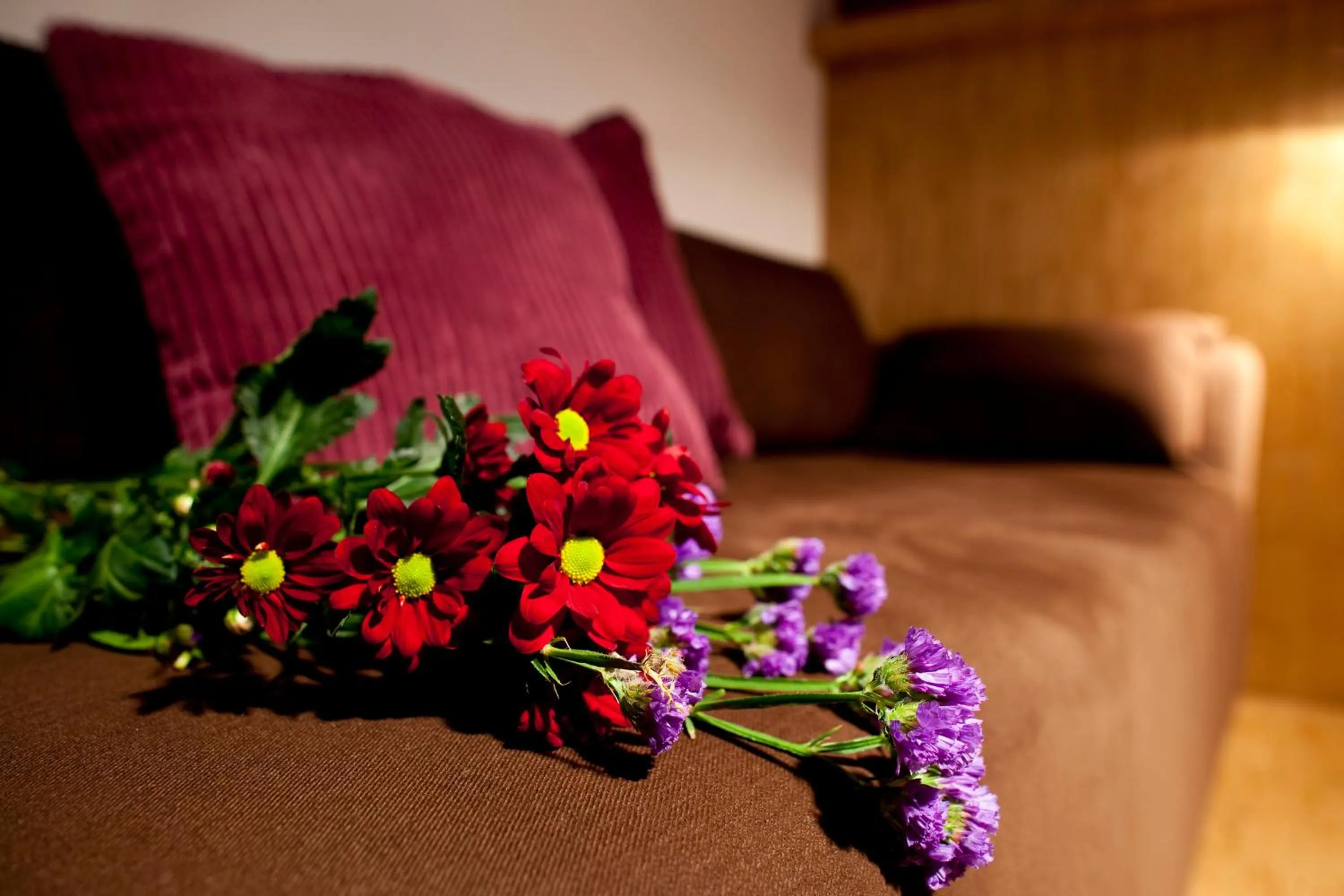 Seating area, Bed in Dahlia Inn