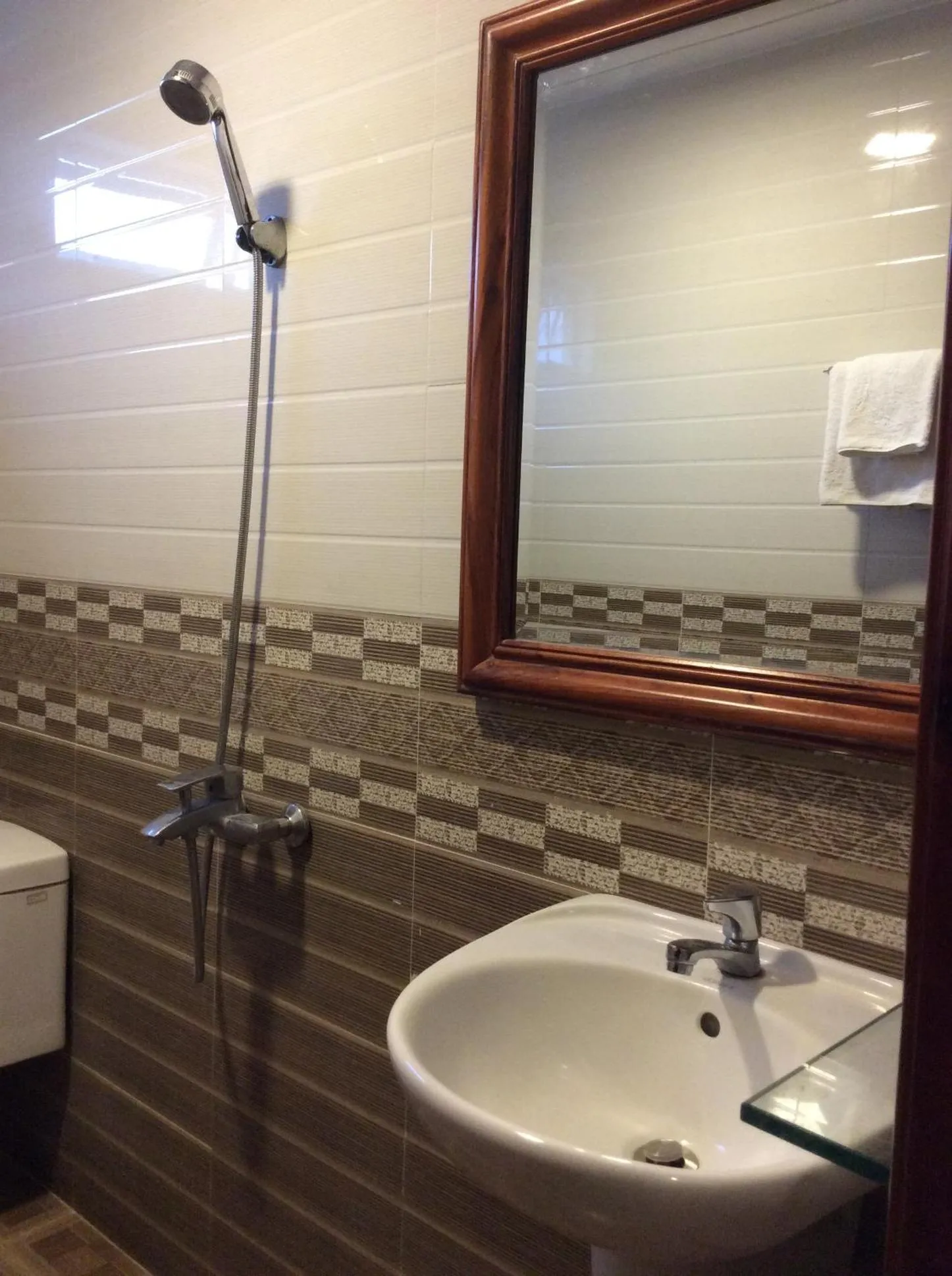 Bathroom in Hoang Oanh Hotel