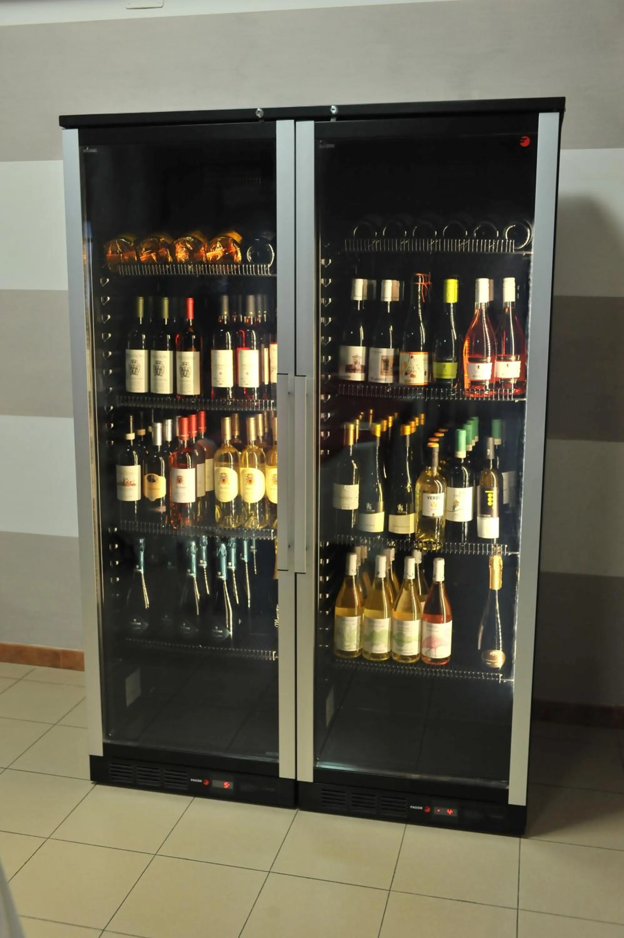 Restaurant/places to eat in Hotel Theotokos