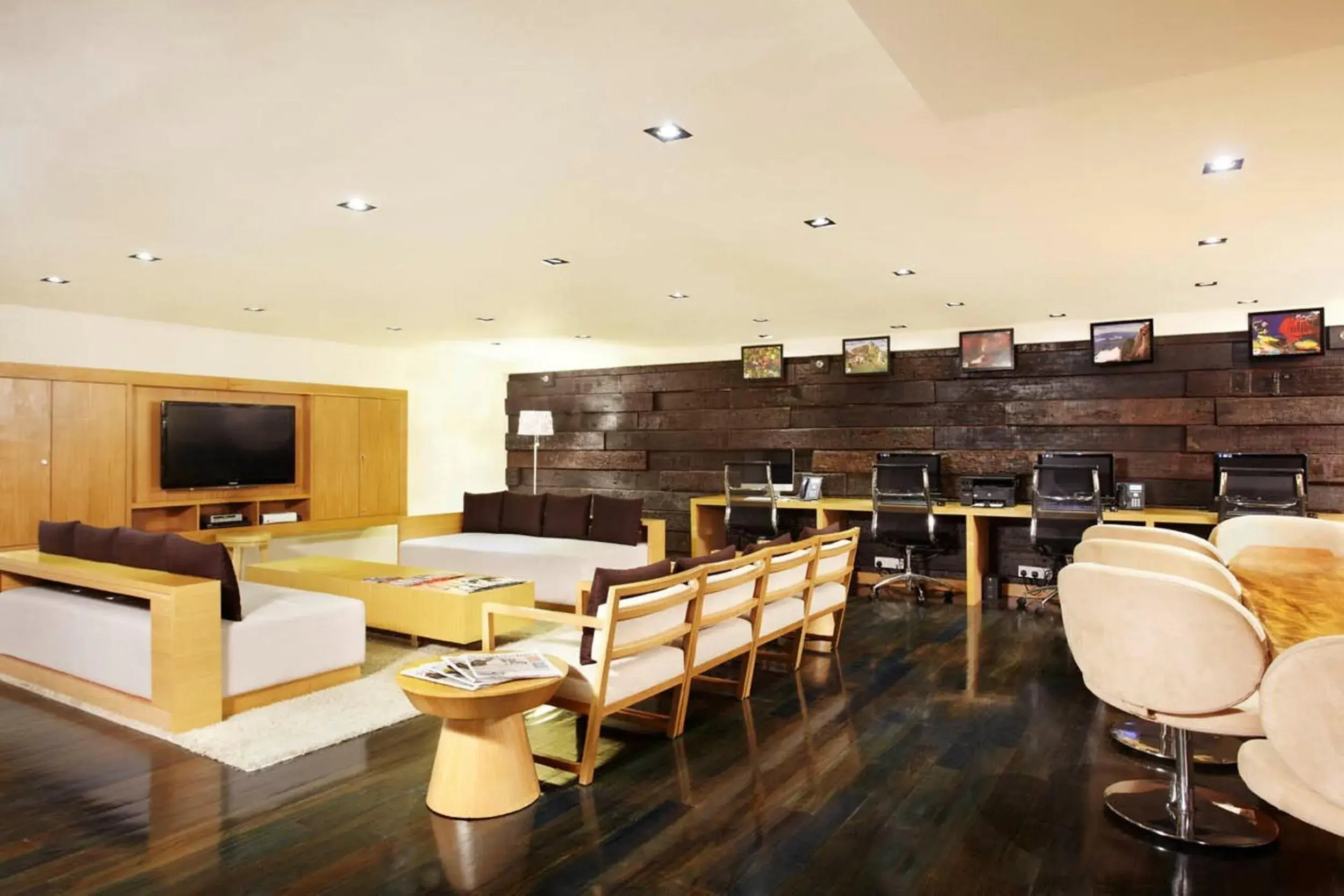 Lounge or bar in PARKROYAL Serviced Suites Kuala Lumpur Lounge or bar in PARKROYAL Serviced Suites Kuala Lumpur