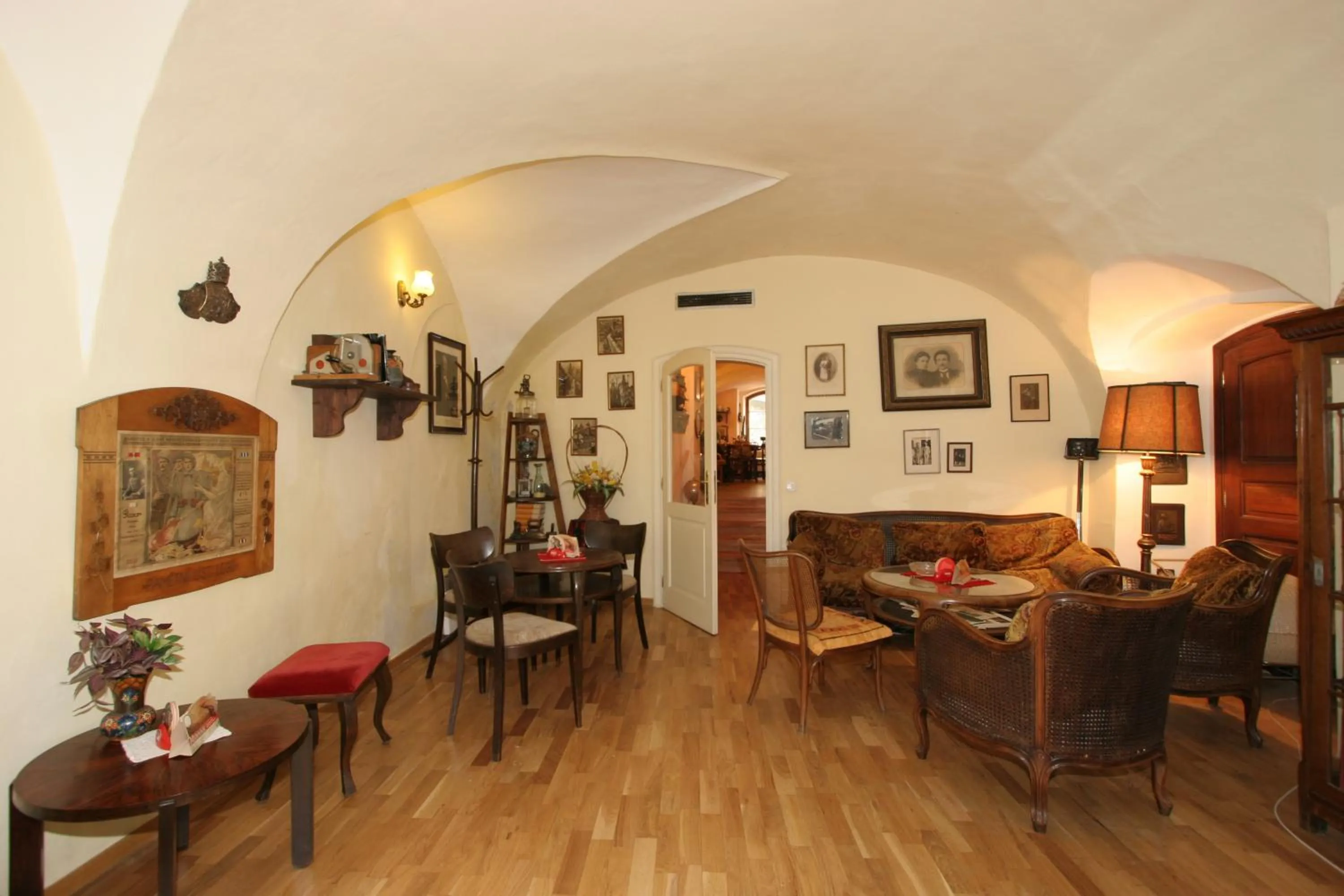 Restaurant/places to eat in Residence Thunovska