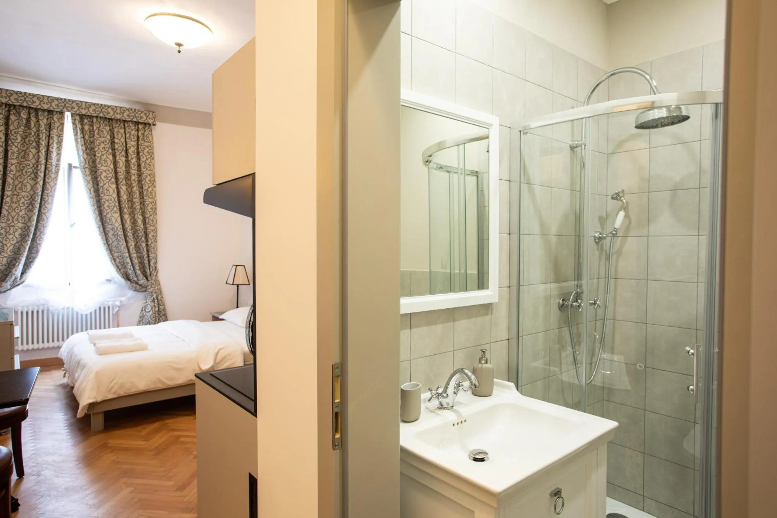 Photo of the whole room, Bed in Residence Thunovska