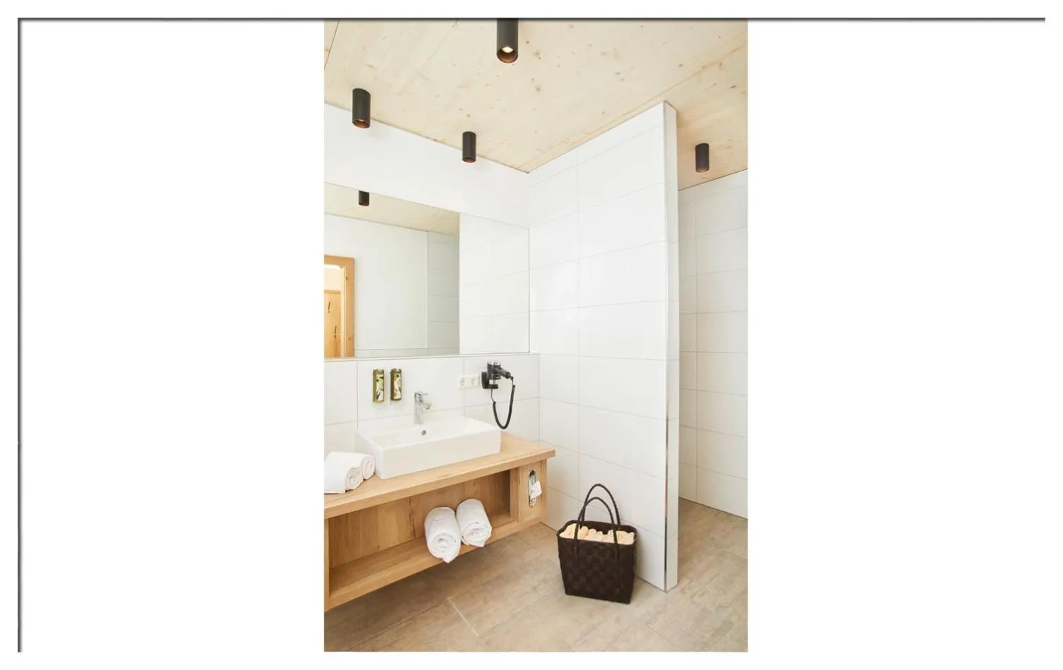 Bathroom, Bed in Das Tauernherz