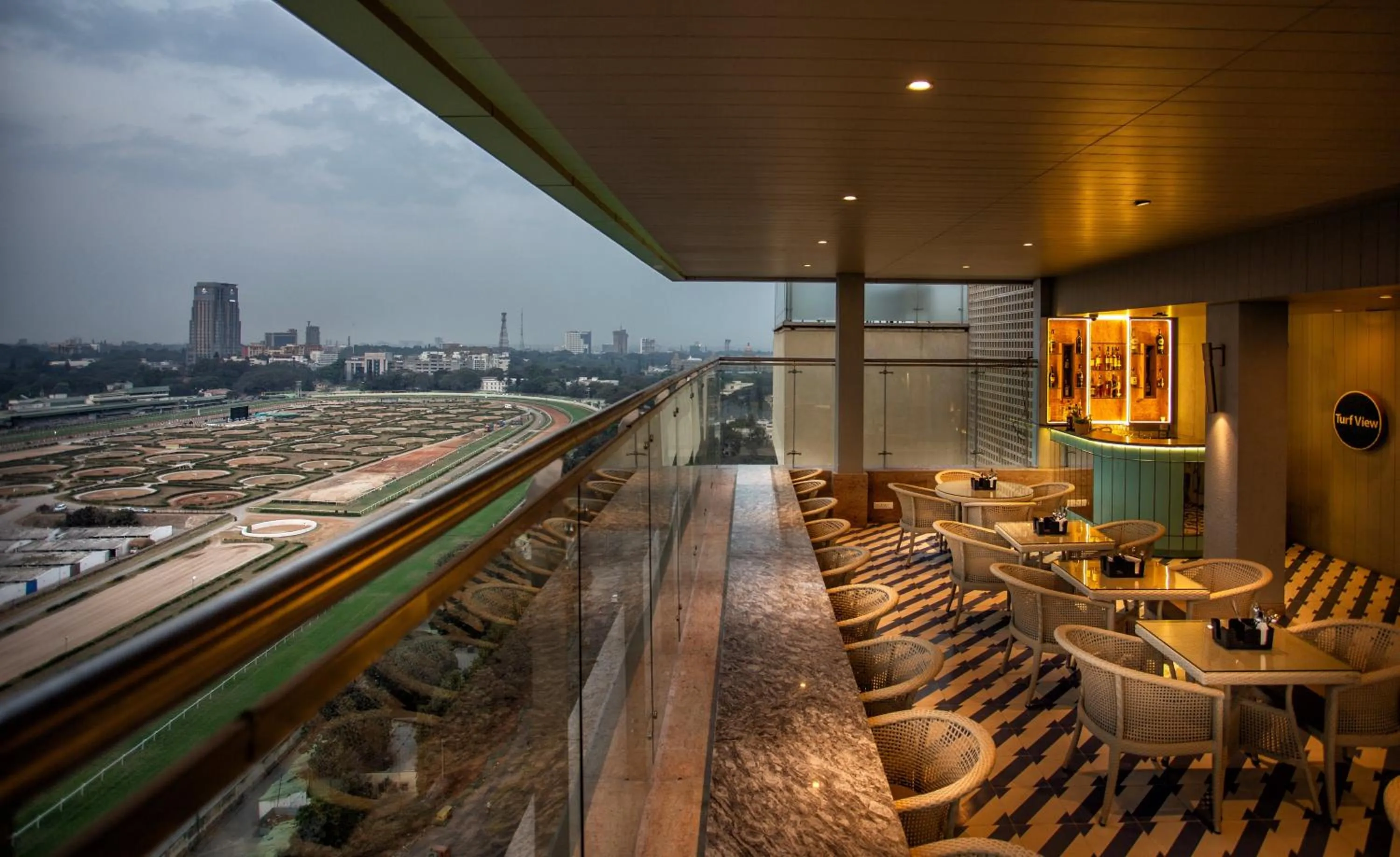 Lounge or bar in Holiday Inn Bengaluru Racecourse by IHG