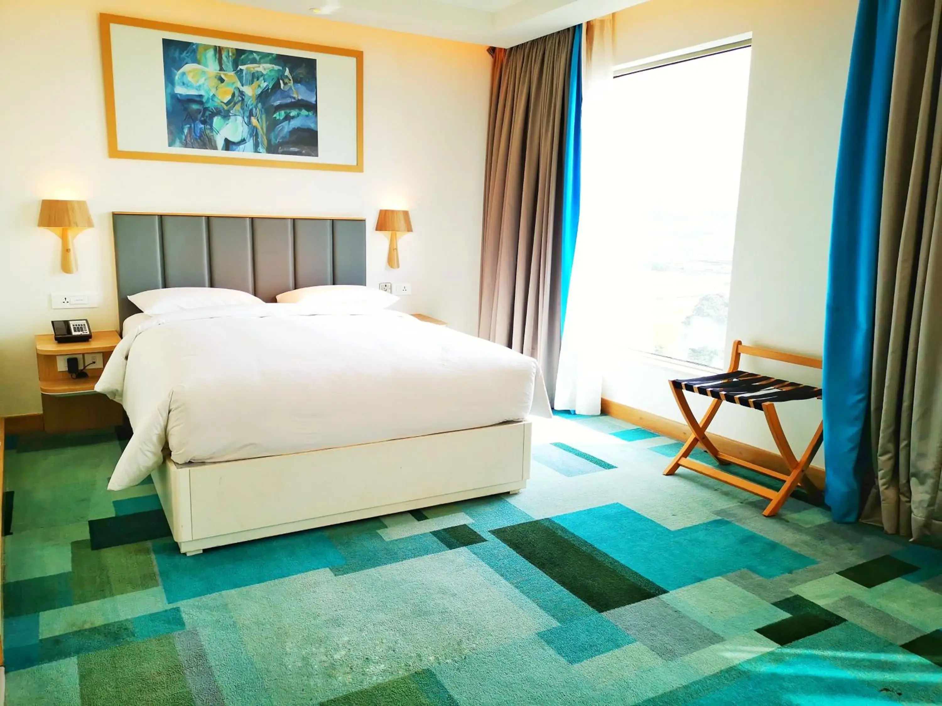 Standard King Room - single occupancy - Accessible in Holiday Inn Bengaluru Racecourse by IHG Standard King Room - single occupancy - Accessible in Holiday Inn Bengaluru Racecourse by IHG