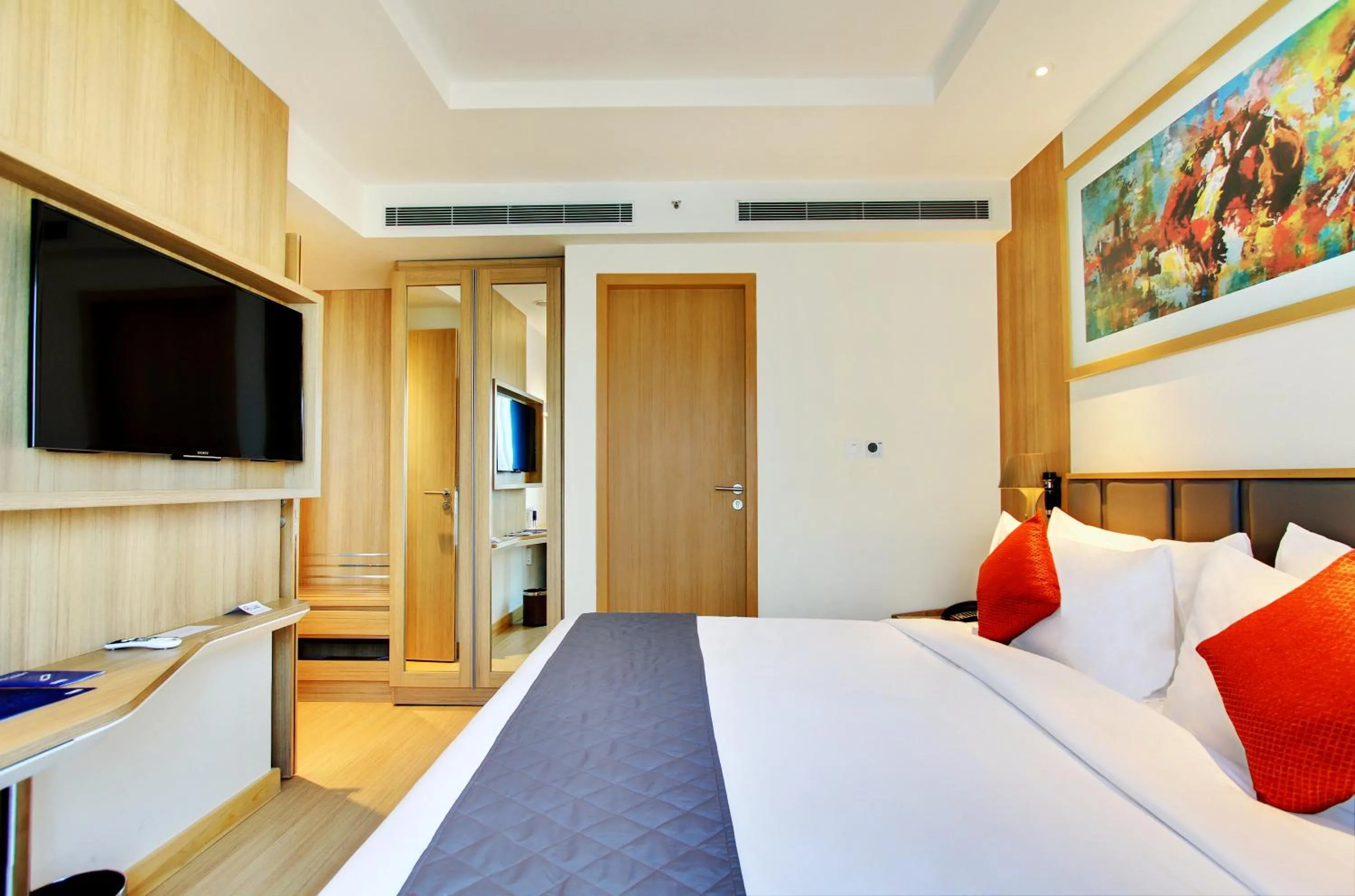 Photo of the whole room, Bed in Holiday Inn Bengaluru Racecourse by IHG