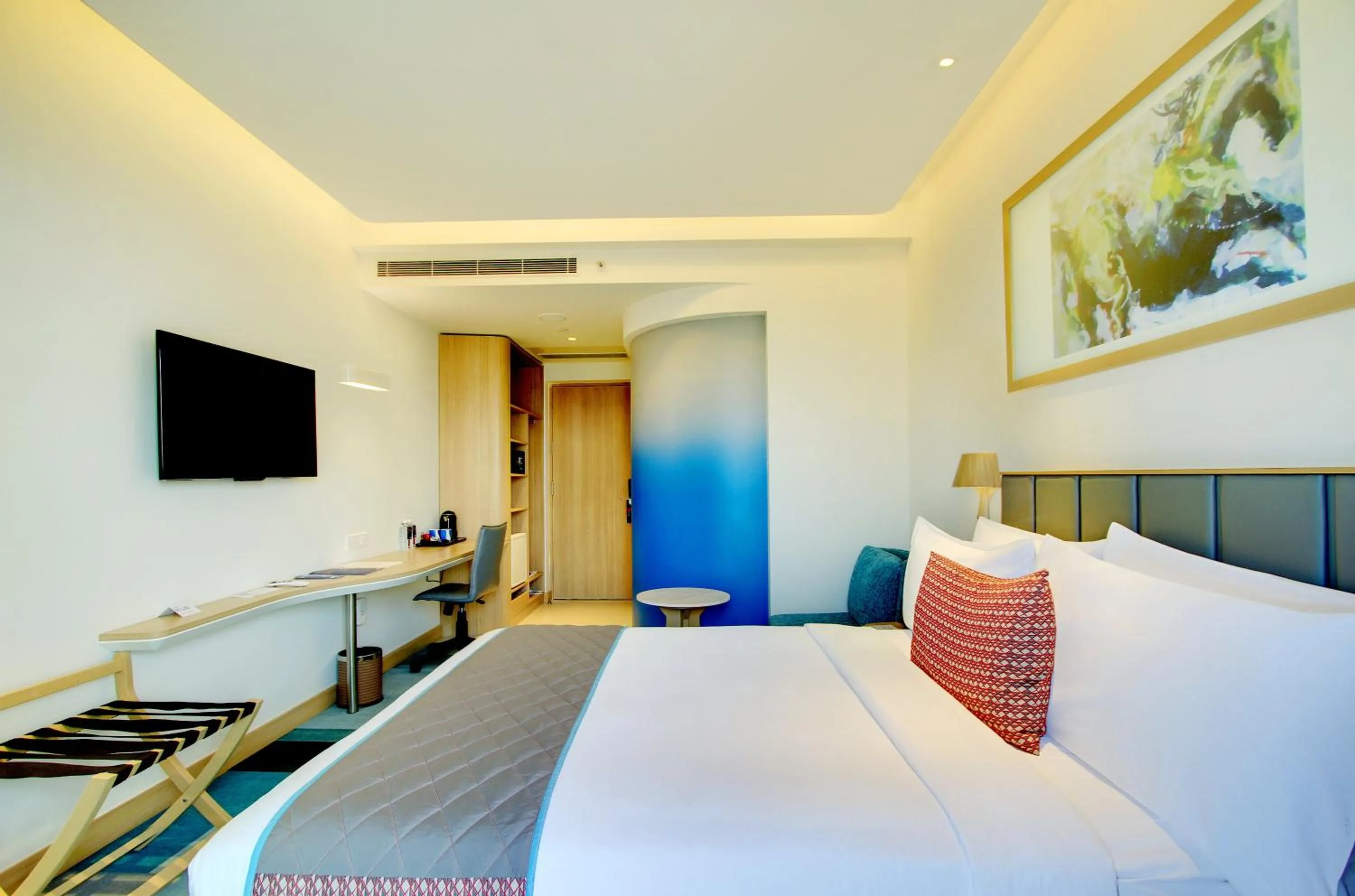 Photo of the whole room, Bed in Holiday Inn Bengaluru Racecourse by IHG