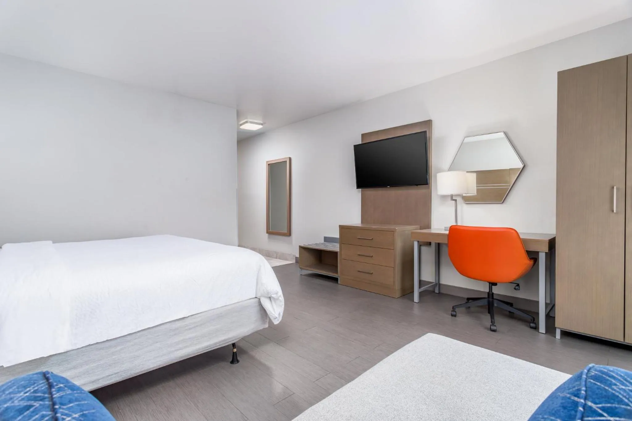 Photo of the whole room, Bed in Holiday Inn Express & Suites Memphis Arpt Elvis Presley Blv by IHG