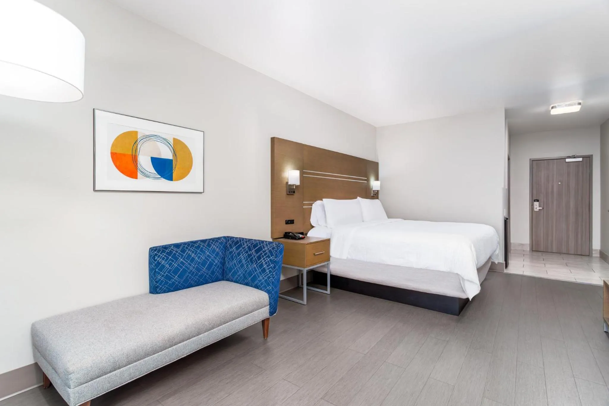 Photo of the whole room, Bed in Holiday Inn Express & Suites Memphis Arpt Elvis Presley Blv by IHG