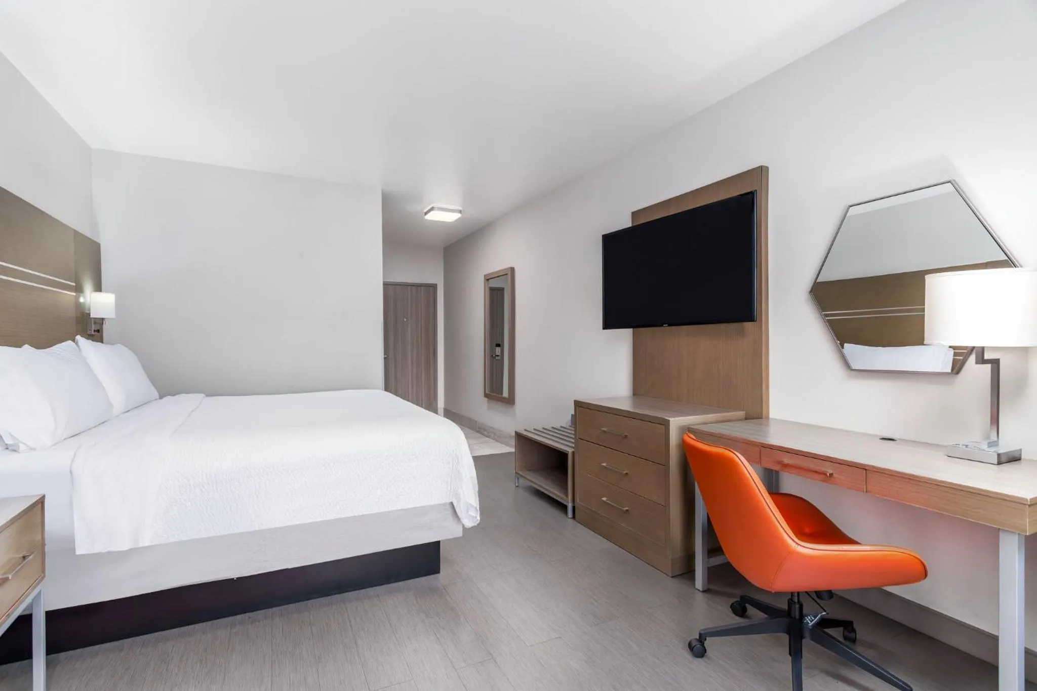 Photo of the whole room, Bed in Holiday Inn Express & Suites Memphis Arpt Elvis Presley Blv by IHG