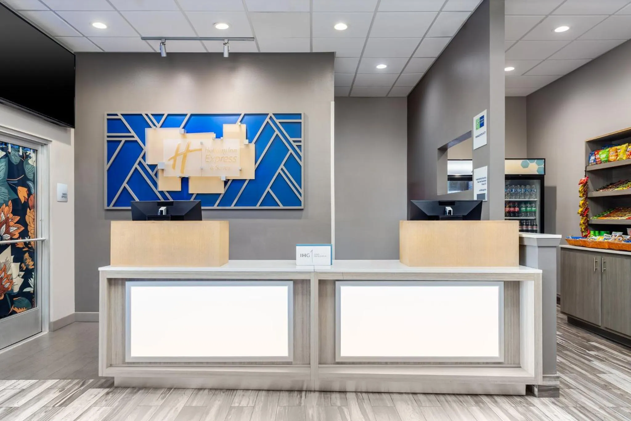 Property building in Holiday Inn Express & Suites Memphis Arpt Elvis Presley Blv by IHG