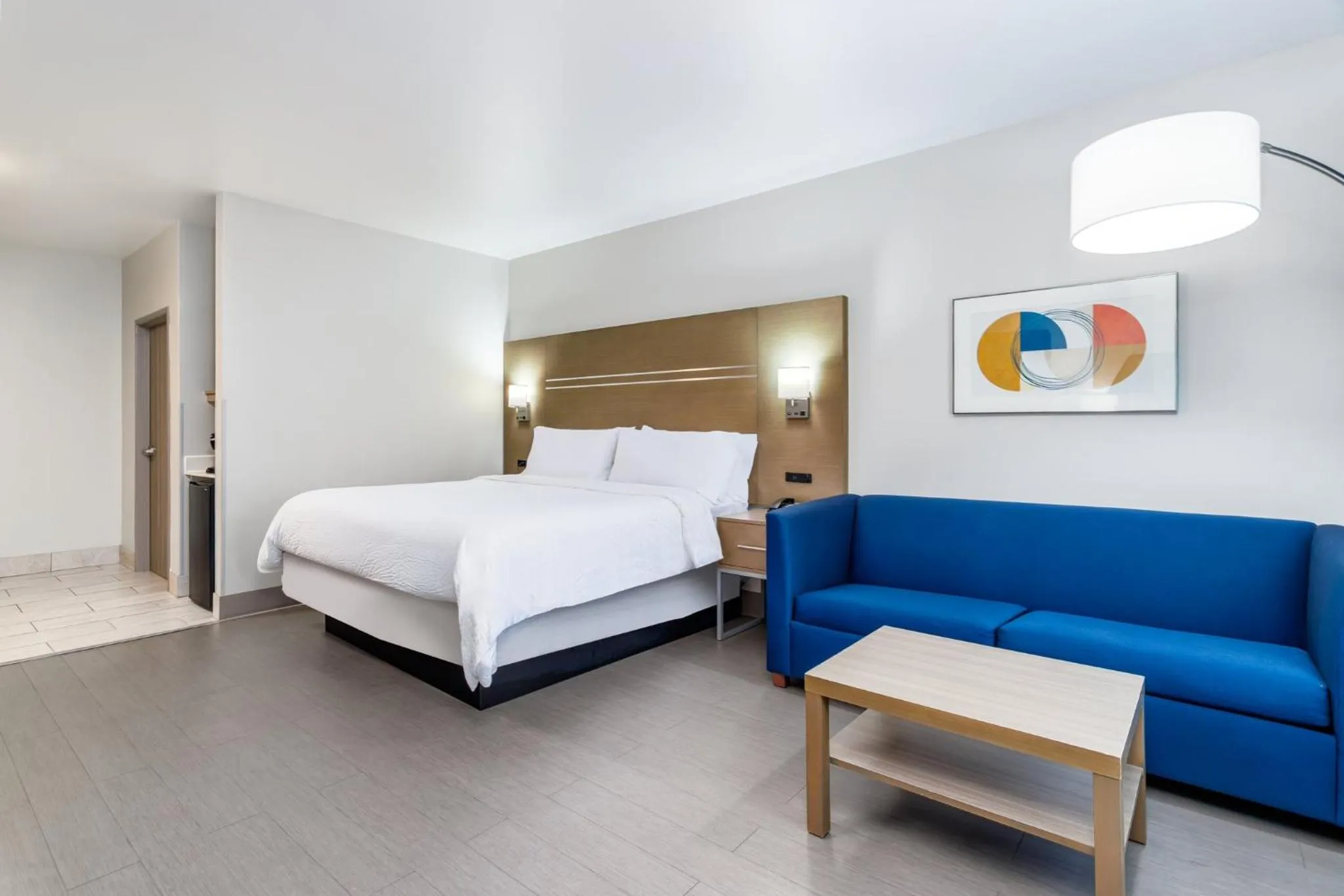 Photo of the whole room, Bed in Holiday Inn Express & Suites Memphis Arpt Elvis Presley Blv by IHG