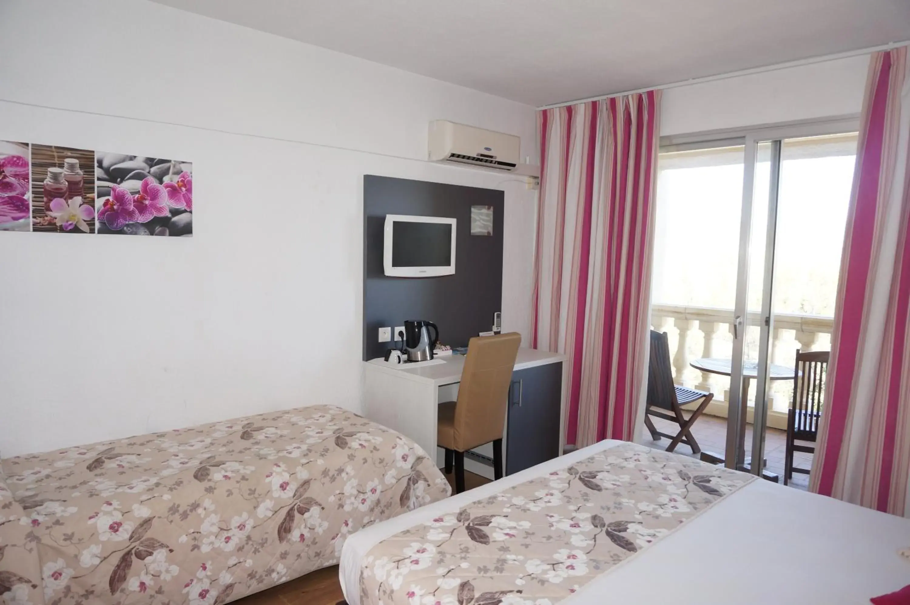 Bed in Logis Hotel Le Col De L'ange Bed in Logis Hotel Le Col De L'ange