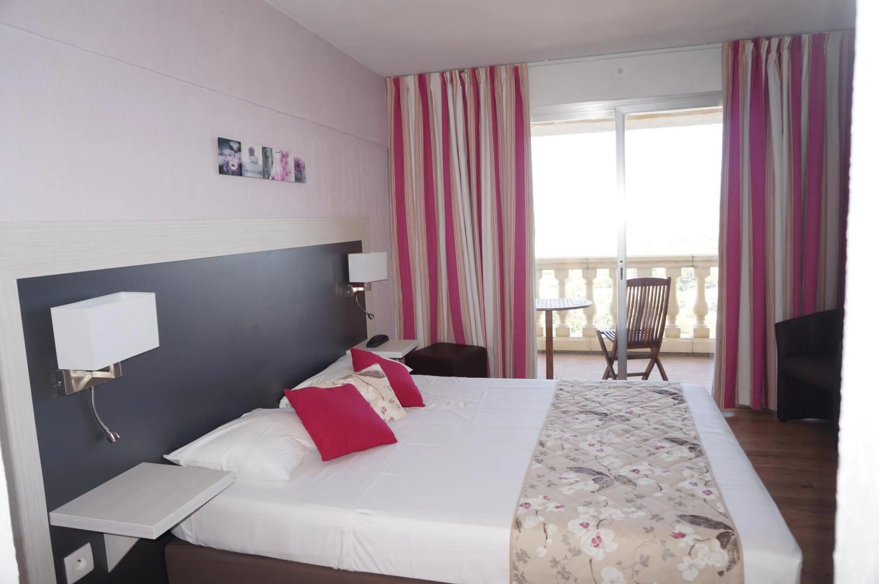 Bed in Logis Hotel Le Col De L'ange