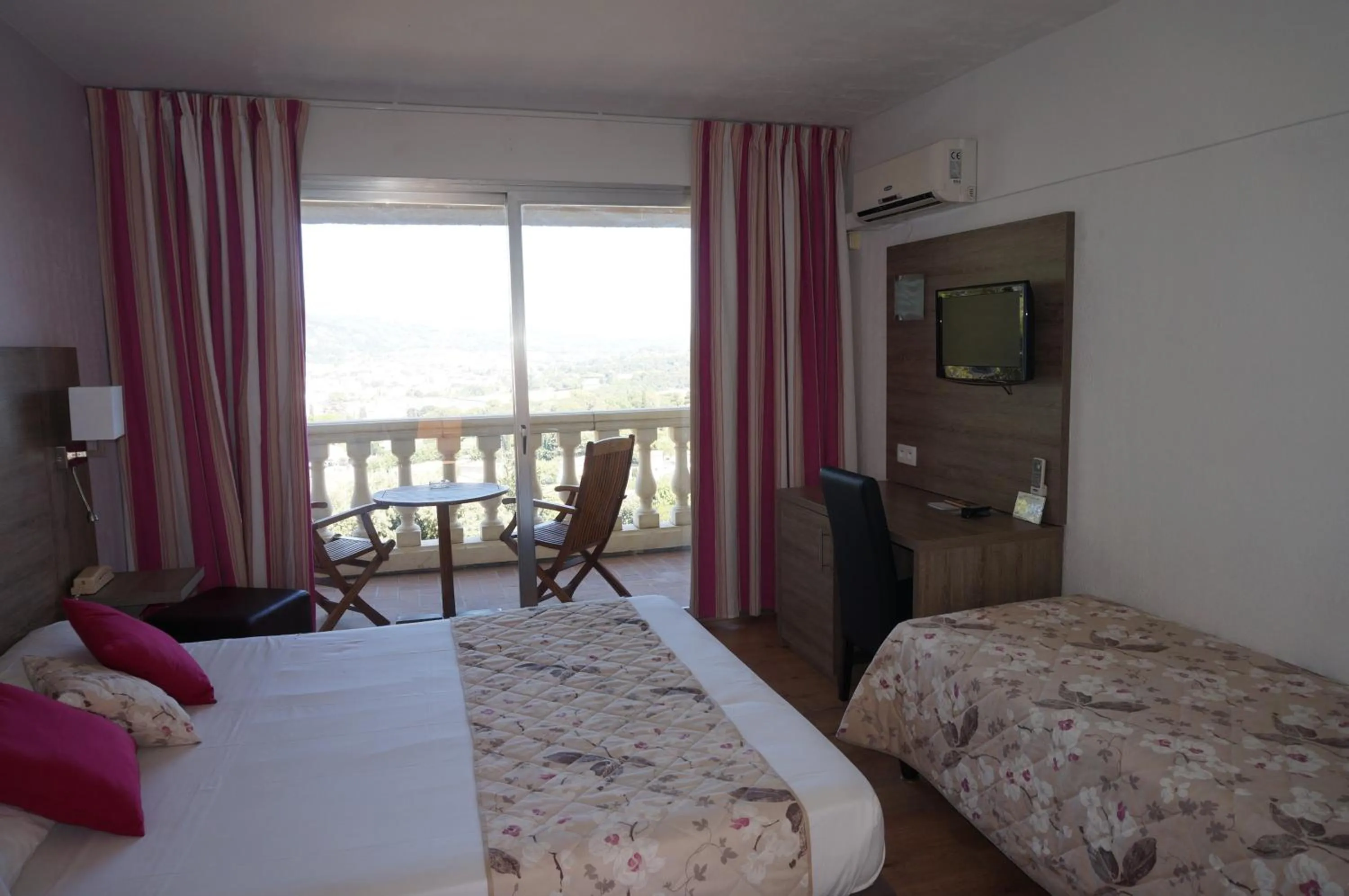 Day, Bed in Logis Hotel Le Col De L'ange