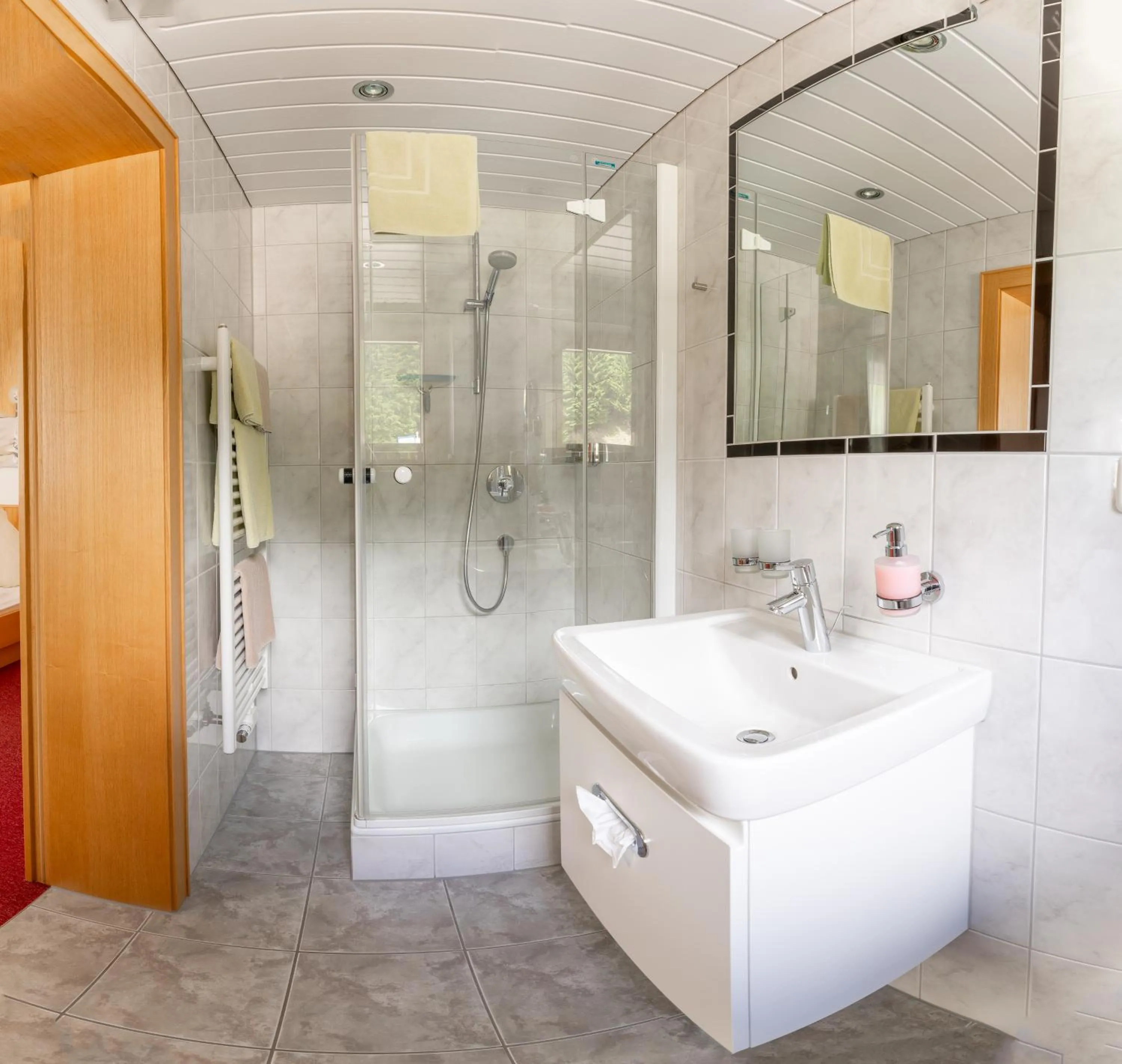 Bathroom in Hotel Garni Krumbach