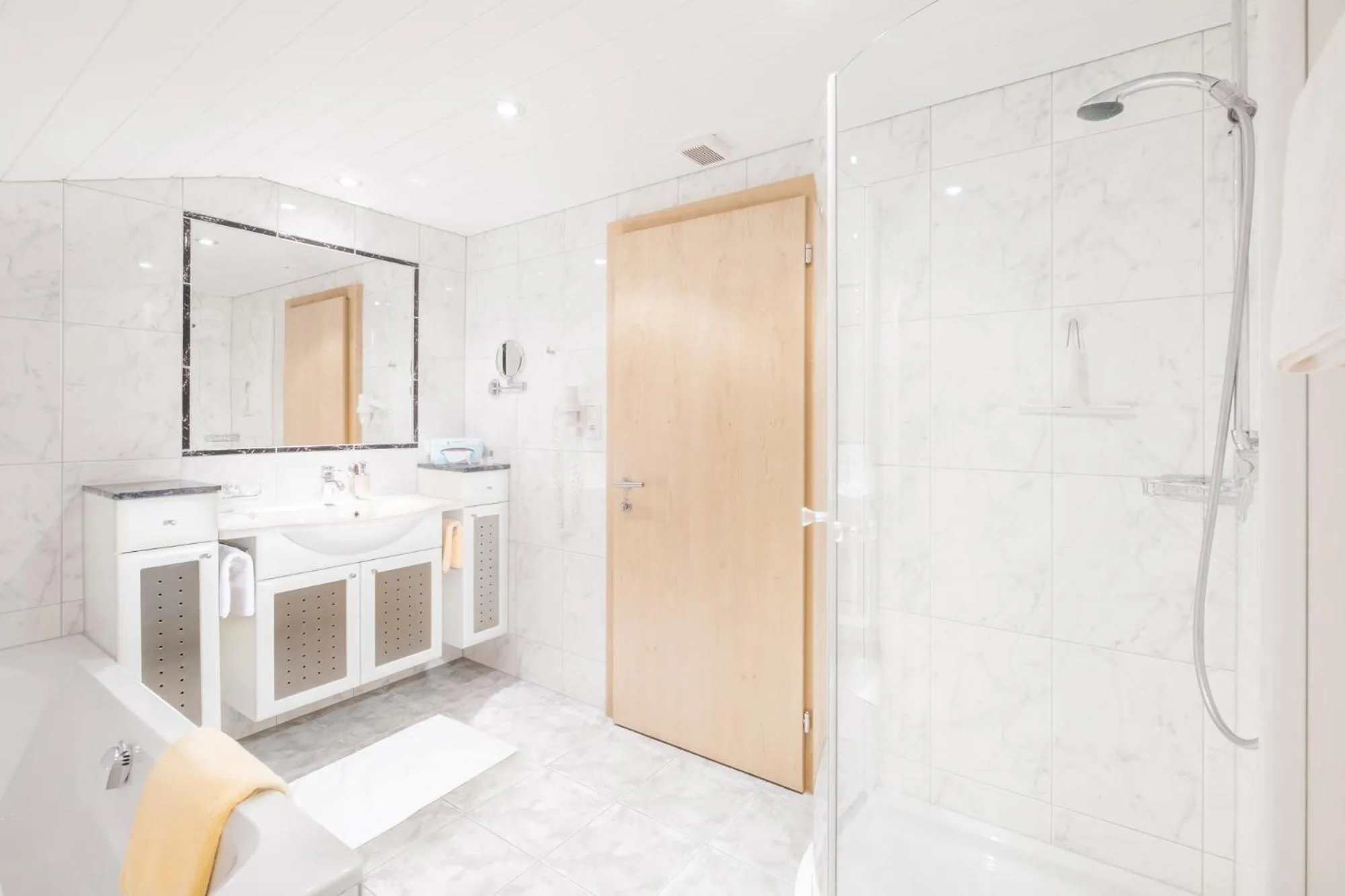 Bathroom in Hotel Garni Krumbach