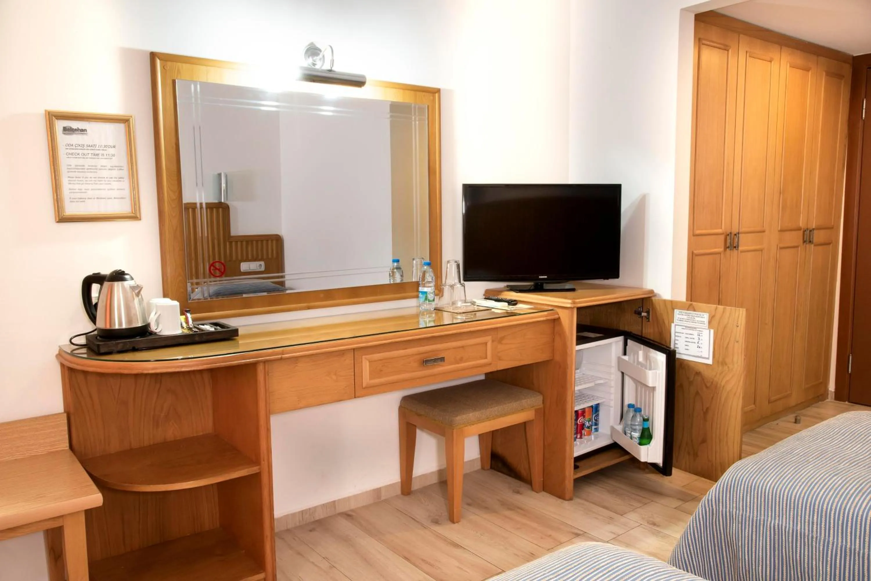 TV and multimedia, Bed in Belcehan Hotel