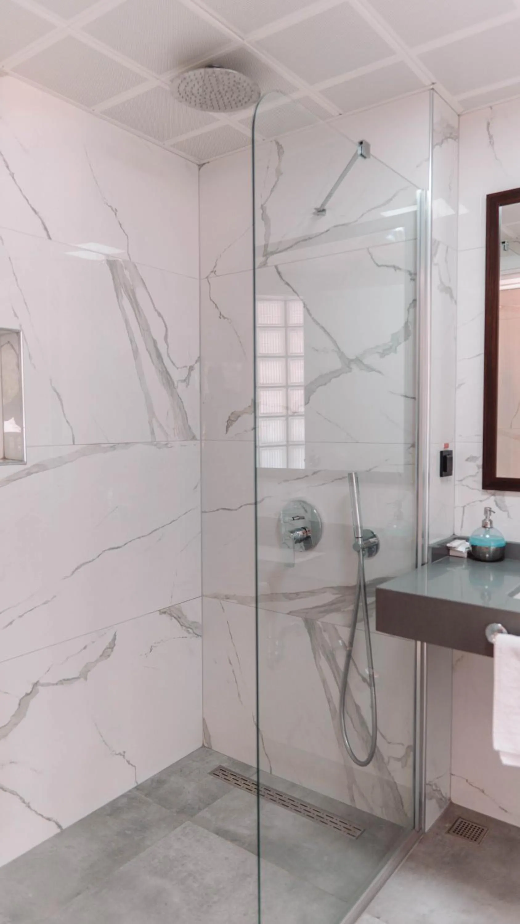 Bathroom in Belcehan Hotel