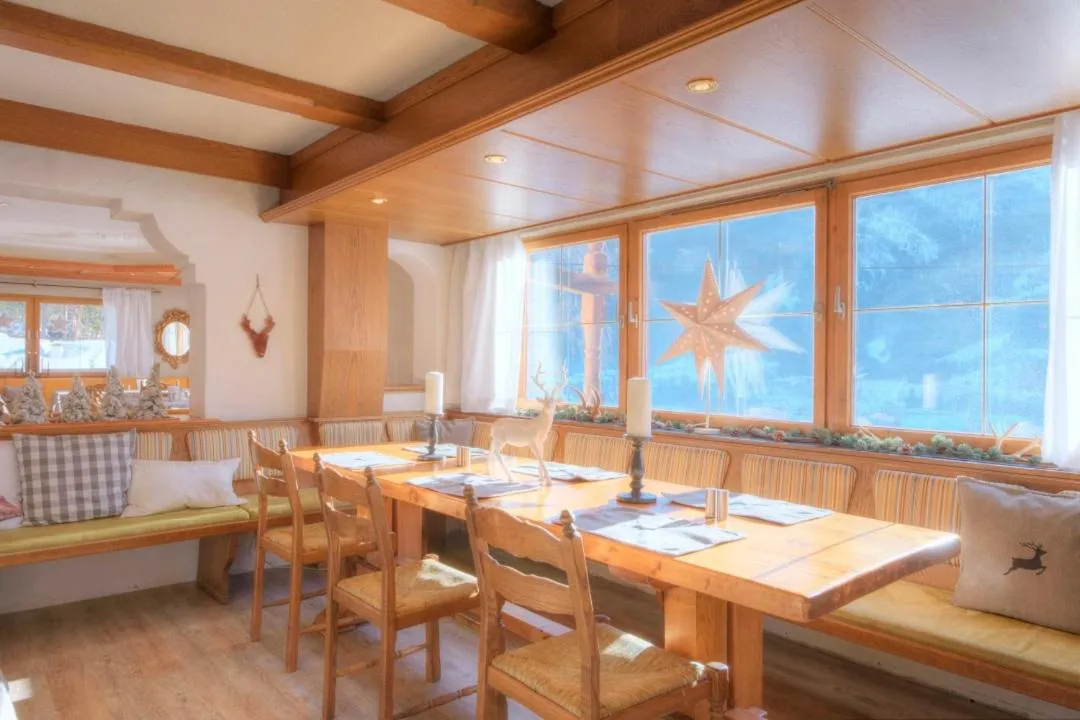 Restaurant/places to eat in Hotel Olympia