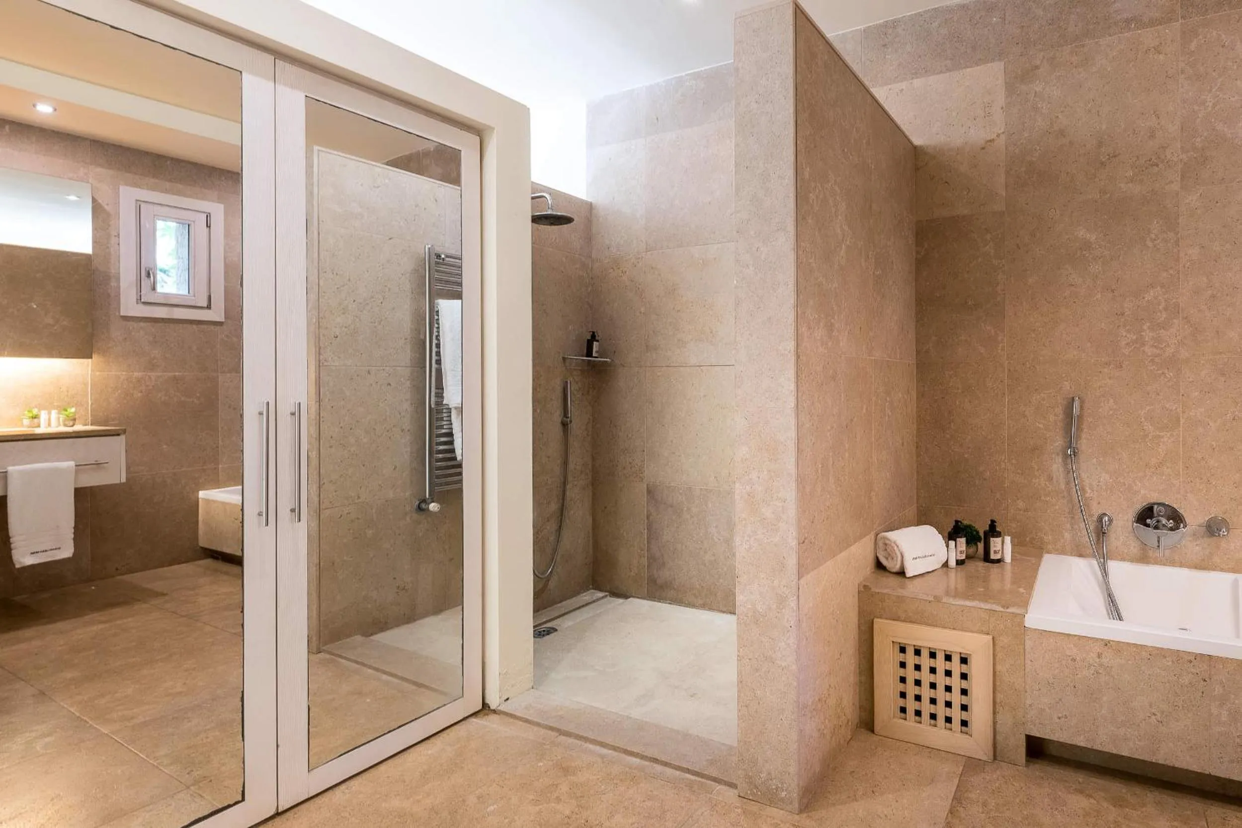 Shower, Bed in Hotel Sa Franquesa Nova