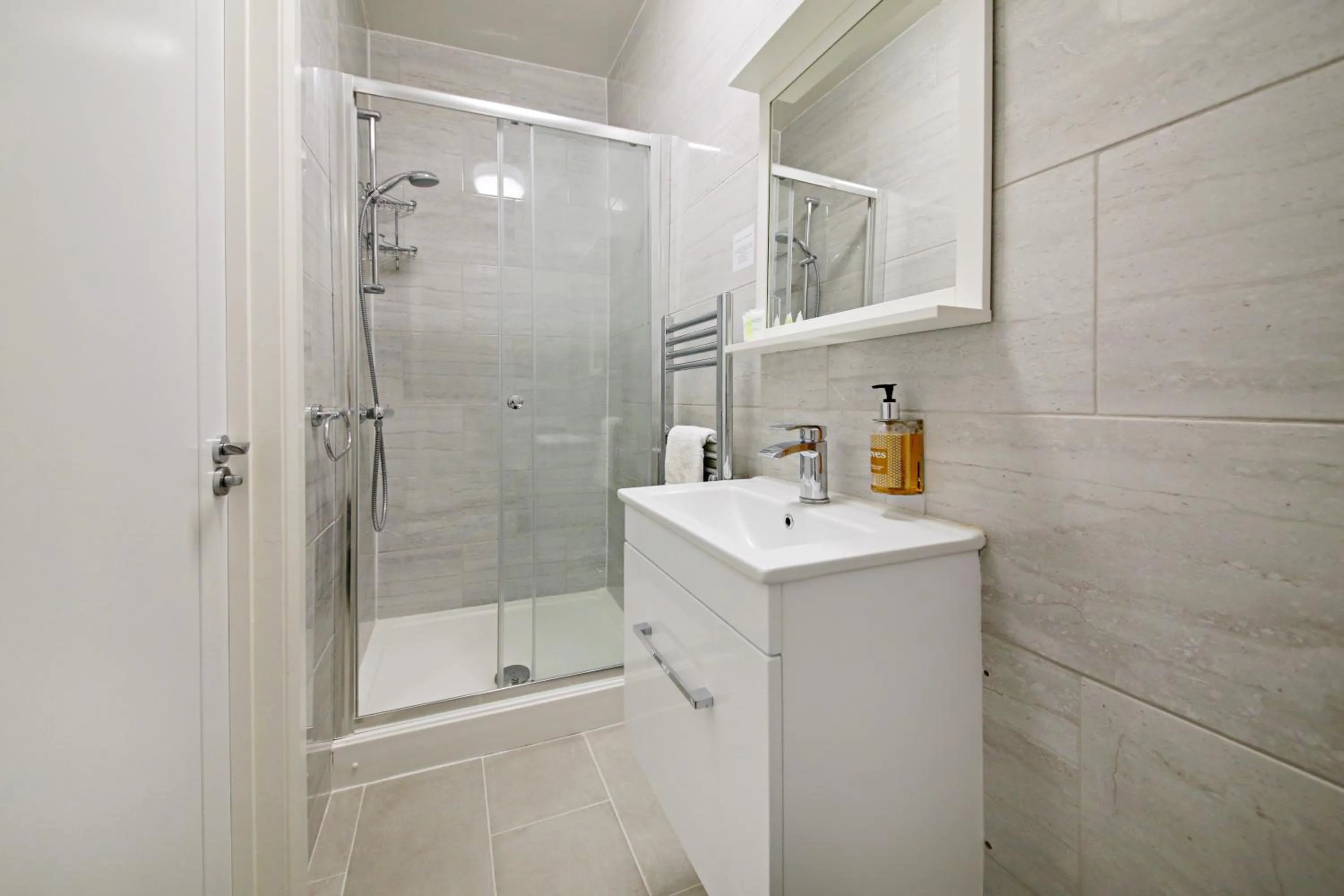 Shower in Imperial Guest House Ltd.