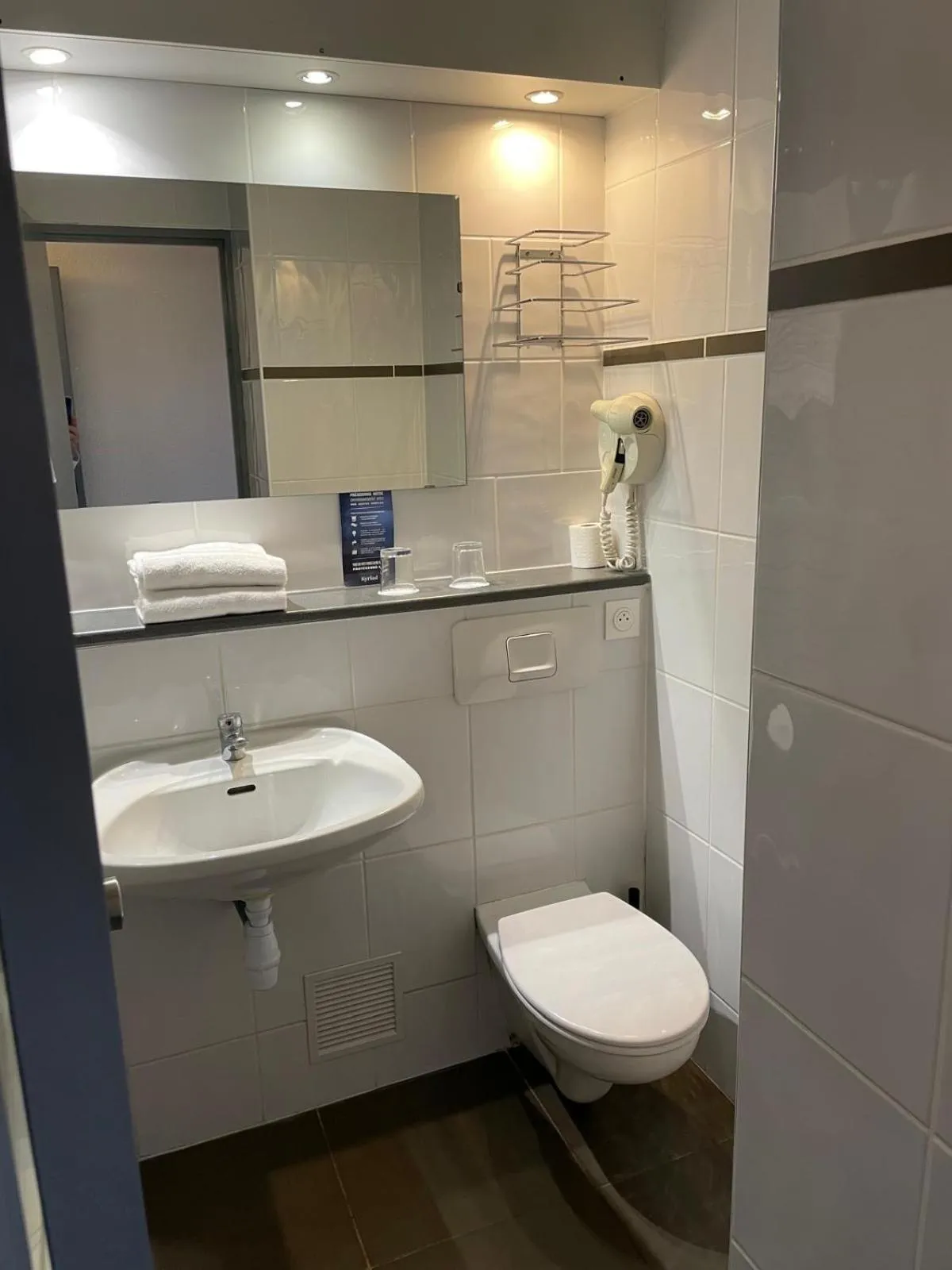 Shower in Kyriad Martigues Sud