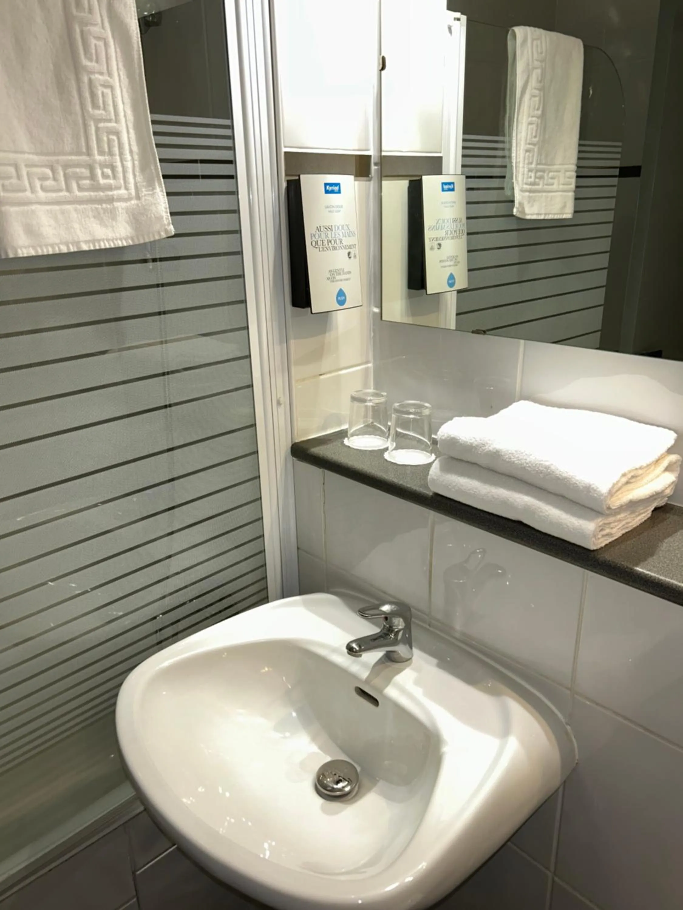 Shower in Kyriad Martigues Sud