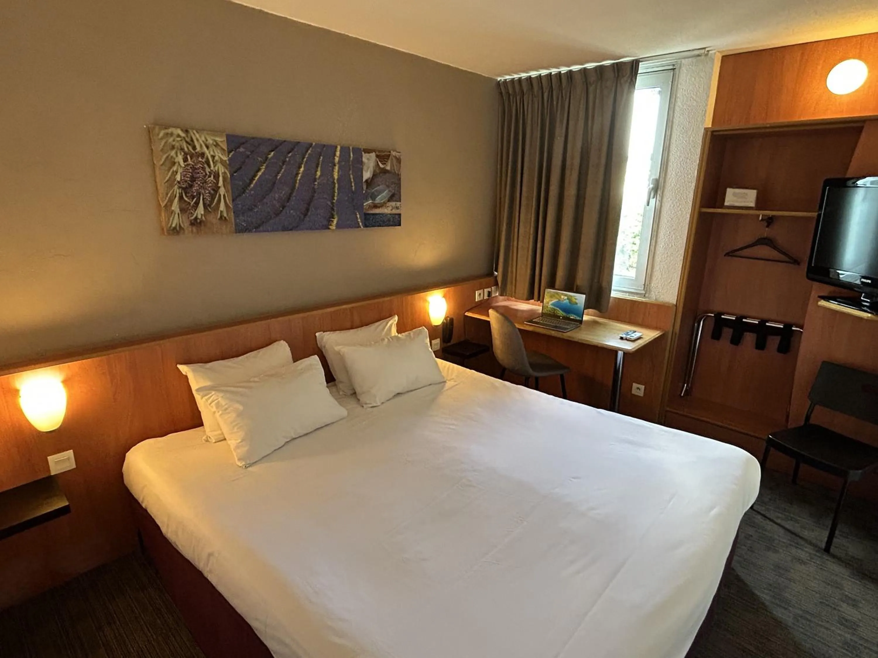 Bed in Kyriad Martigues Sud