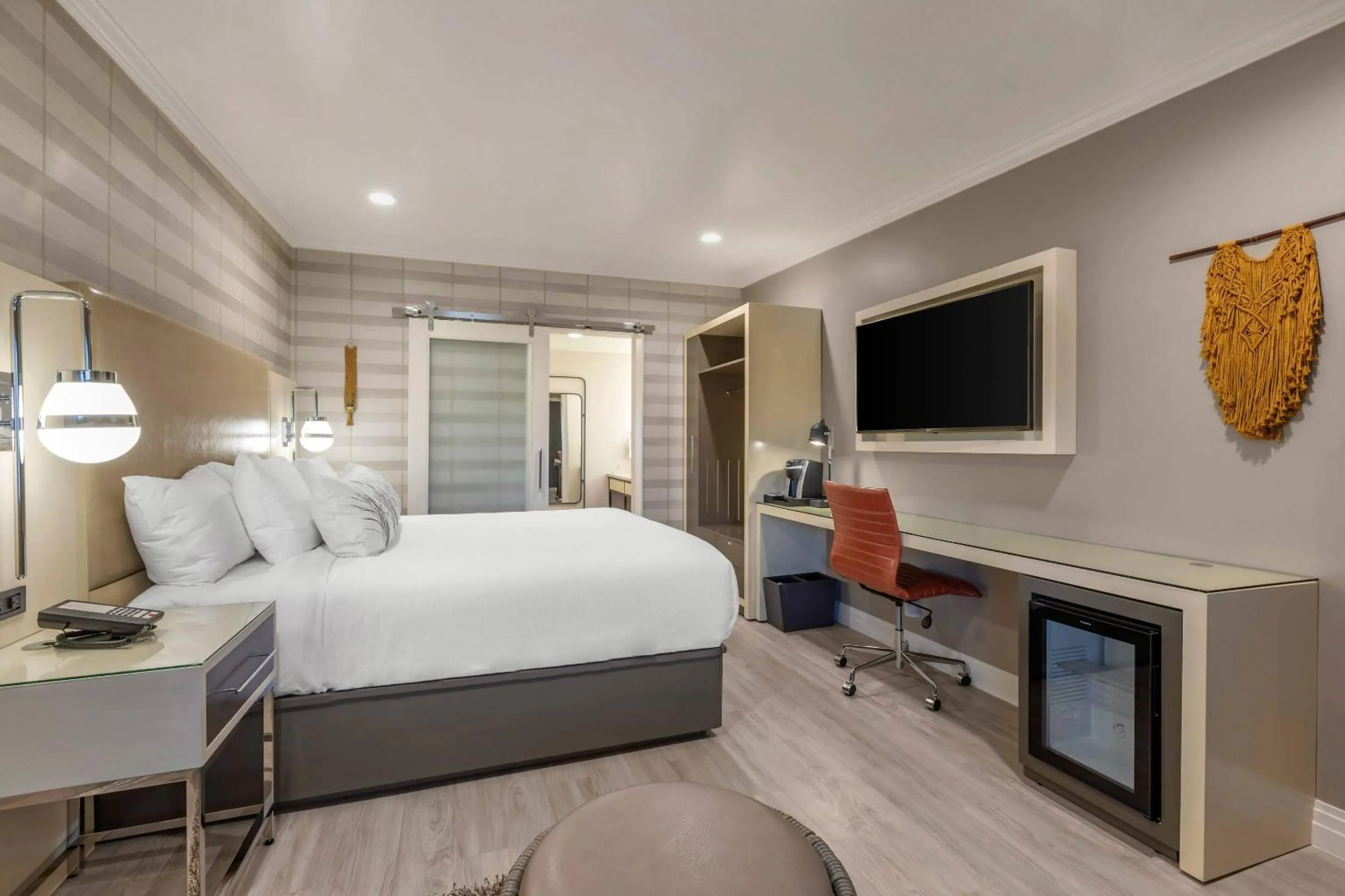 Bedroom, Bed in Bluestem Hotel Torrance Los Angeles, an Ascend Collection Hotel