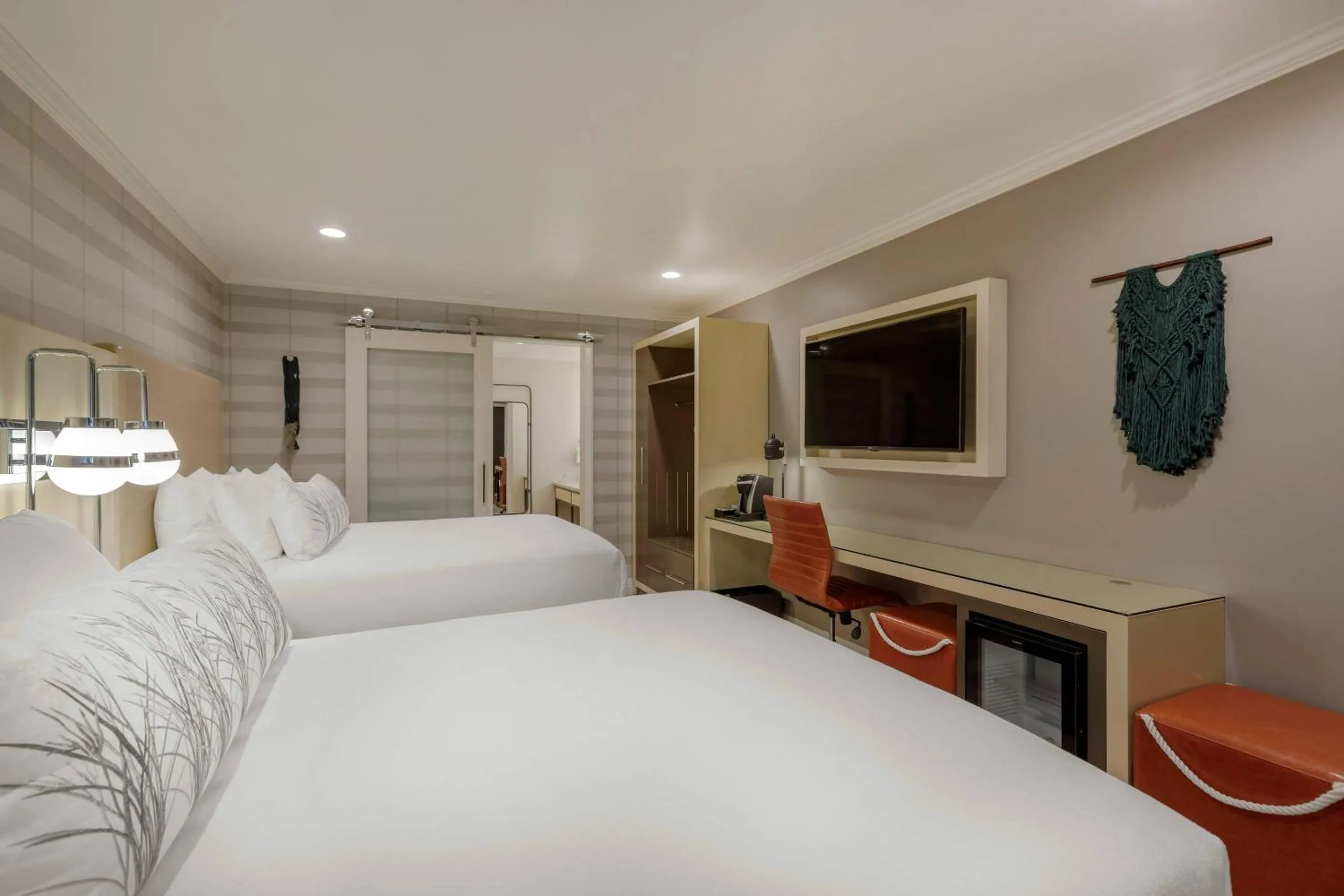Bedroom, Bed in Bluestem Hotel Torrance Los Angeles, an Ascend Collection Hotel