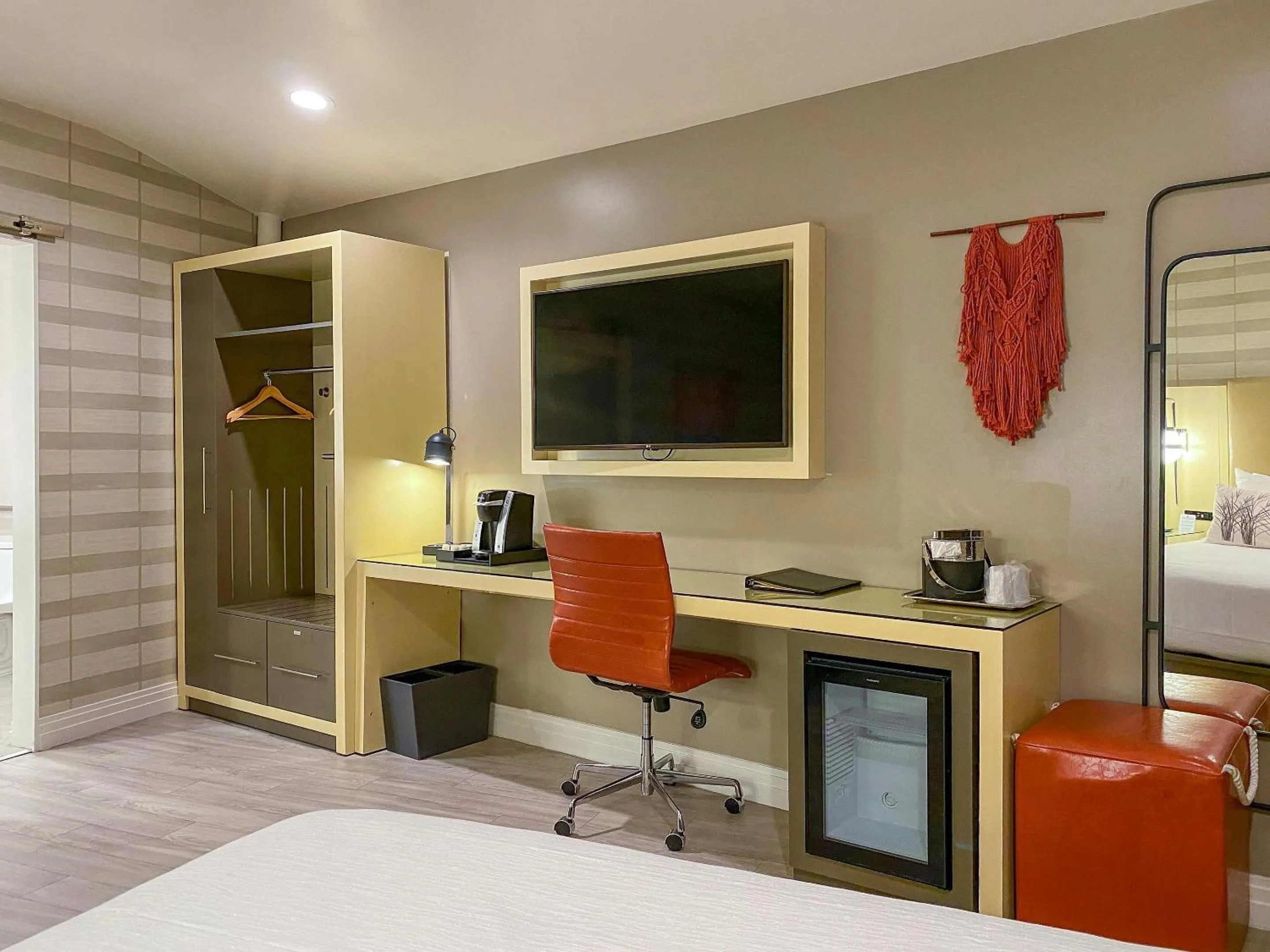 Bedroom, Bed in Bluestem Hotel Torrance Los Angeles, an Ascend Collection Hotel