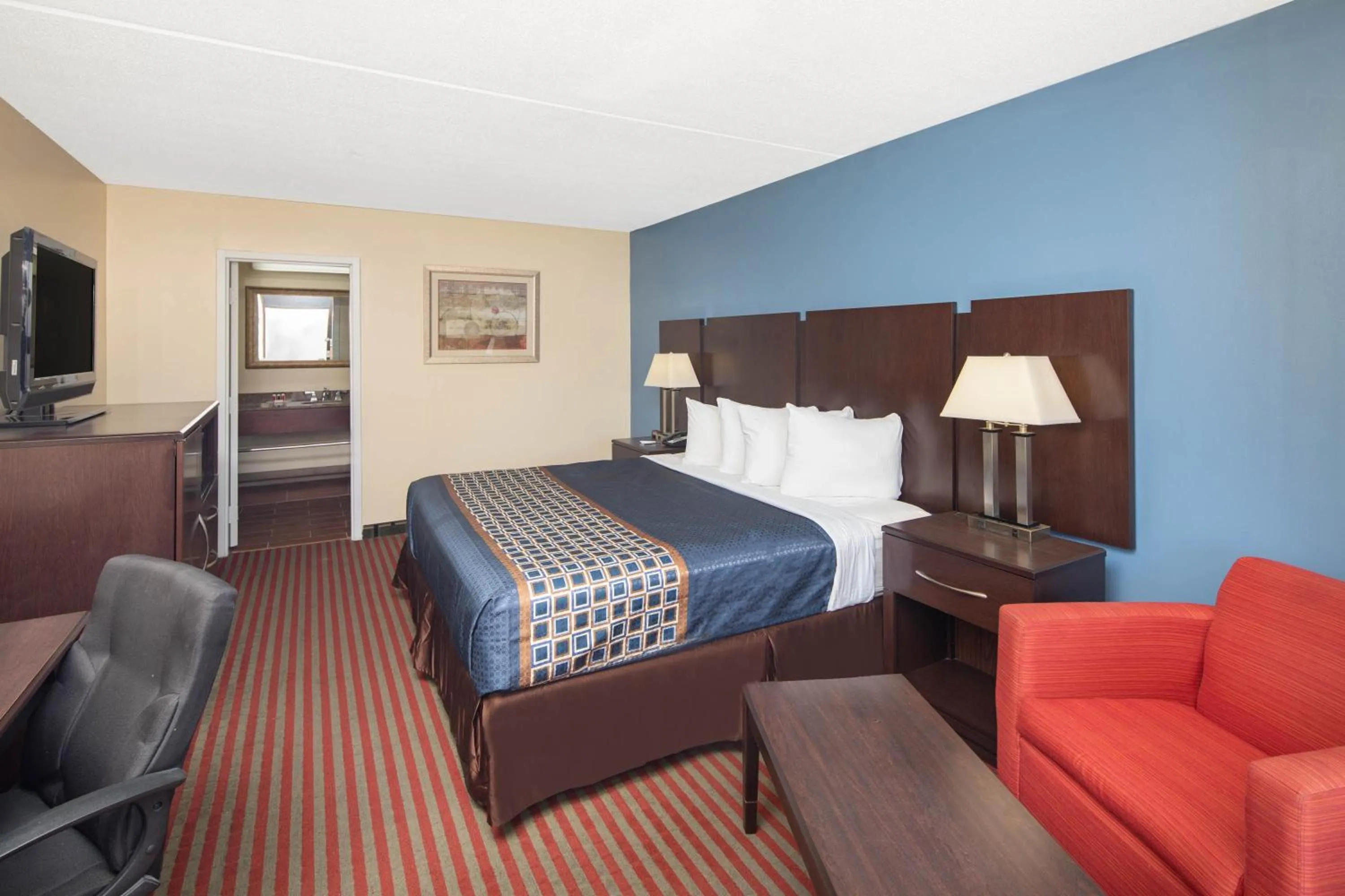 Photo of the whole room, Bed in Travelodge by Wyndham Savannah Area/Richmond Hill