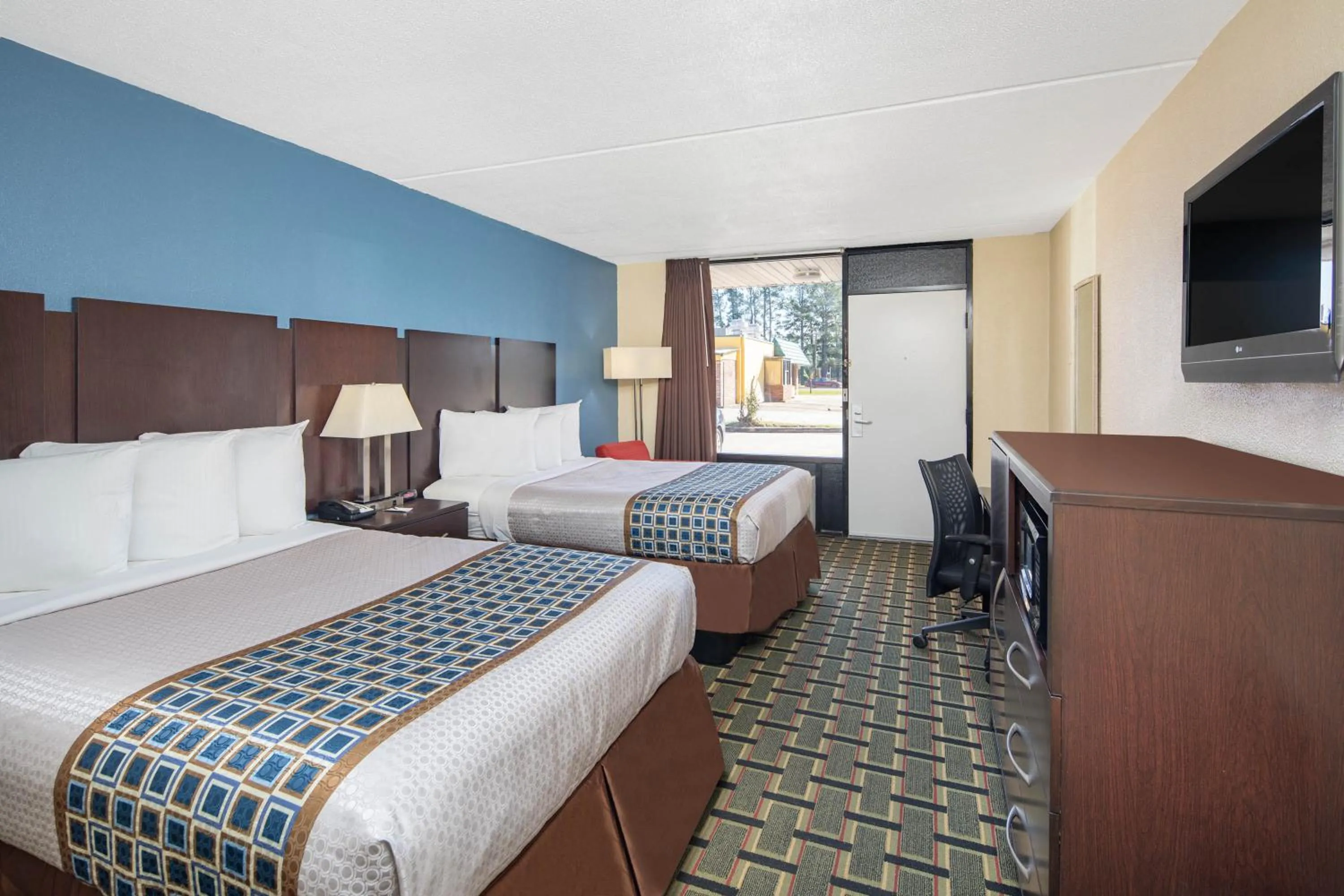 Photo of the whole room, Bed in Travelodge by Wyndham Savannah Area/Richmond Hill