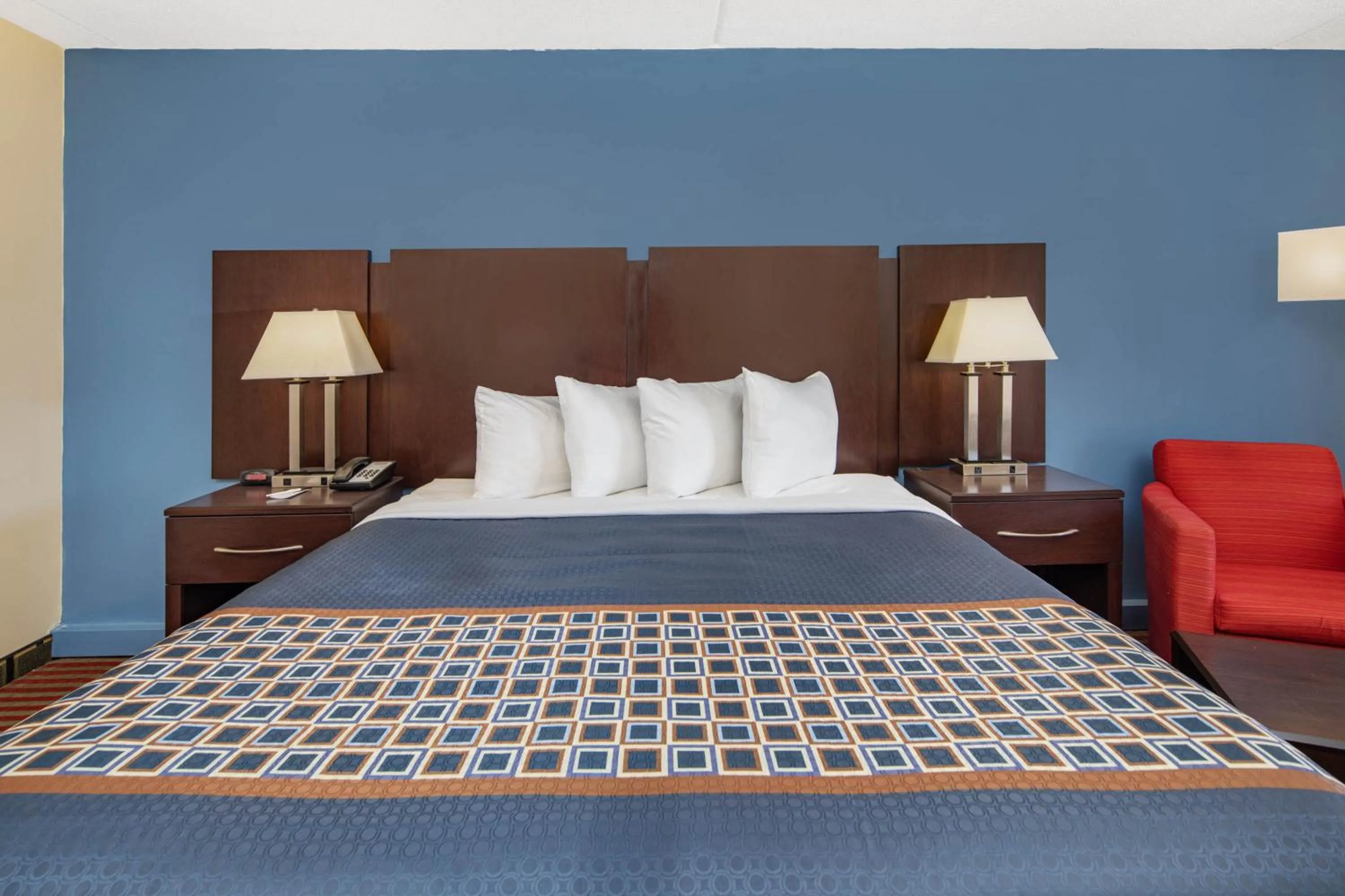 Bed in Travelodge by Wyndham Savannah Area/Richmond Hill