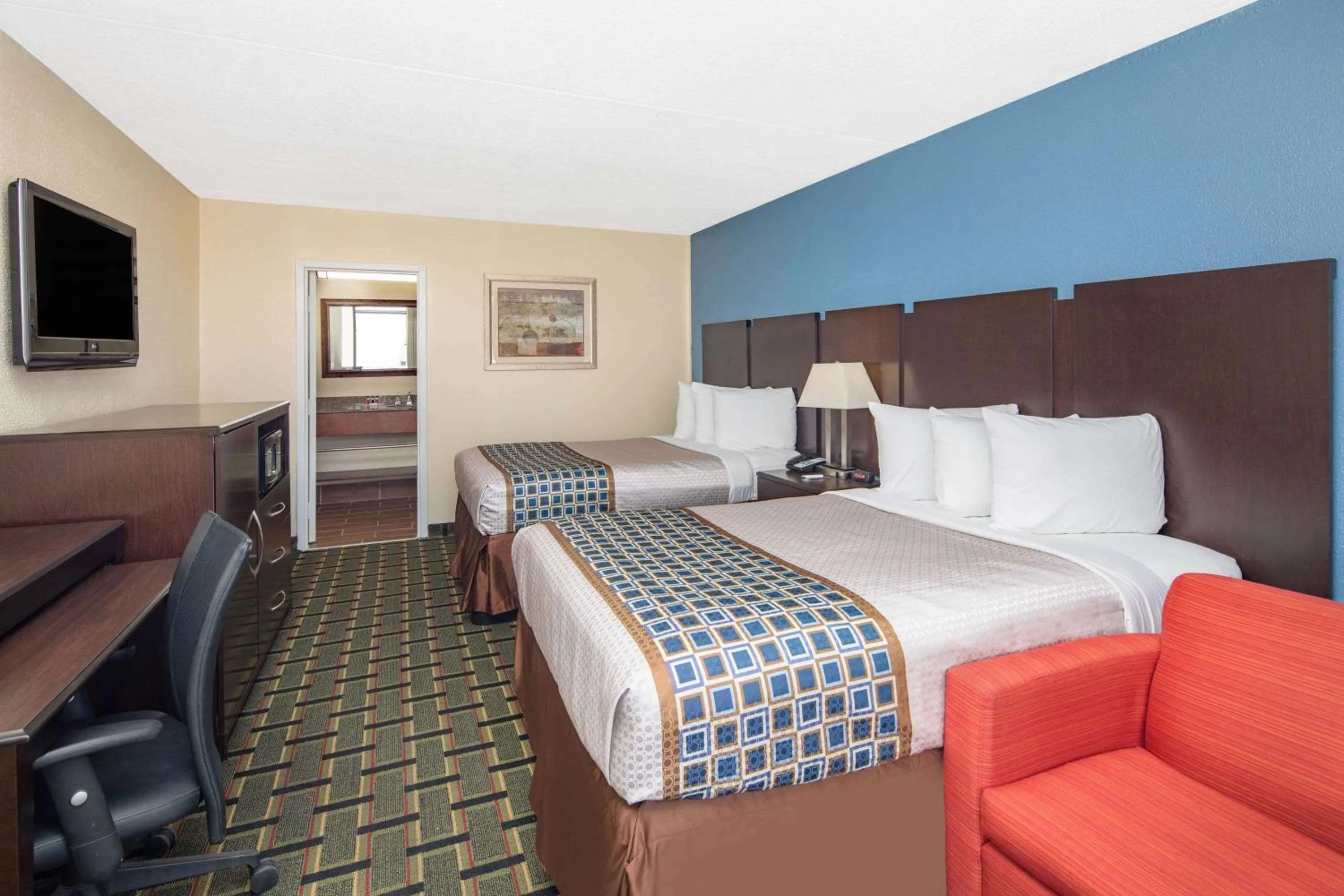 Photo of the whole room, Bed in Travelodge by Wyndham Savannah Area/Richmond Hill
