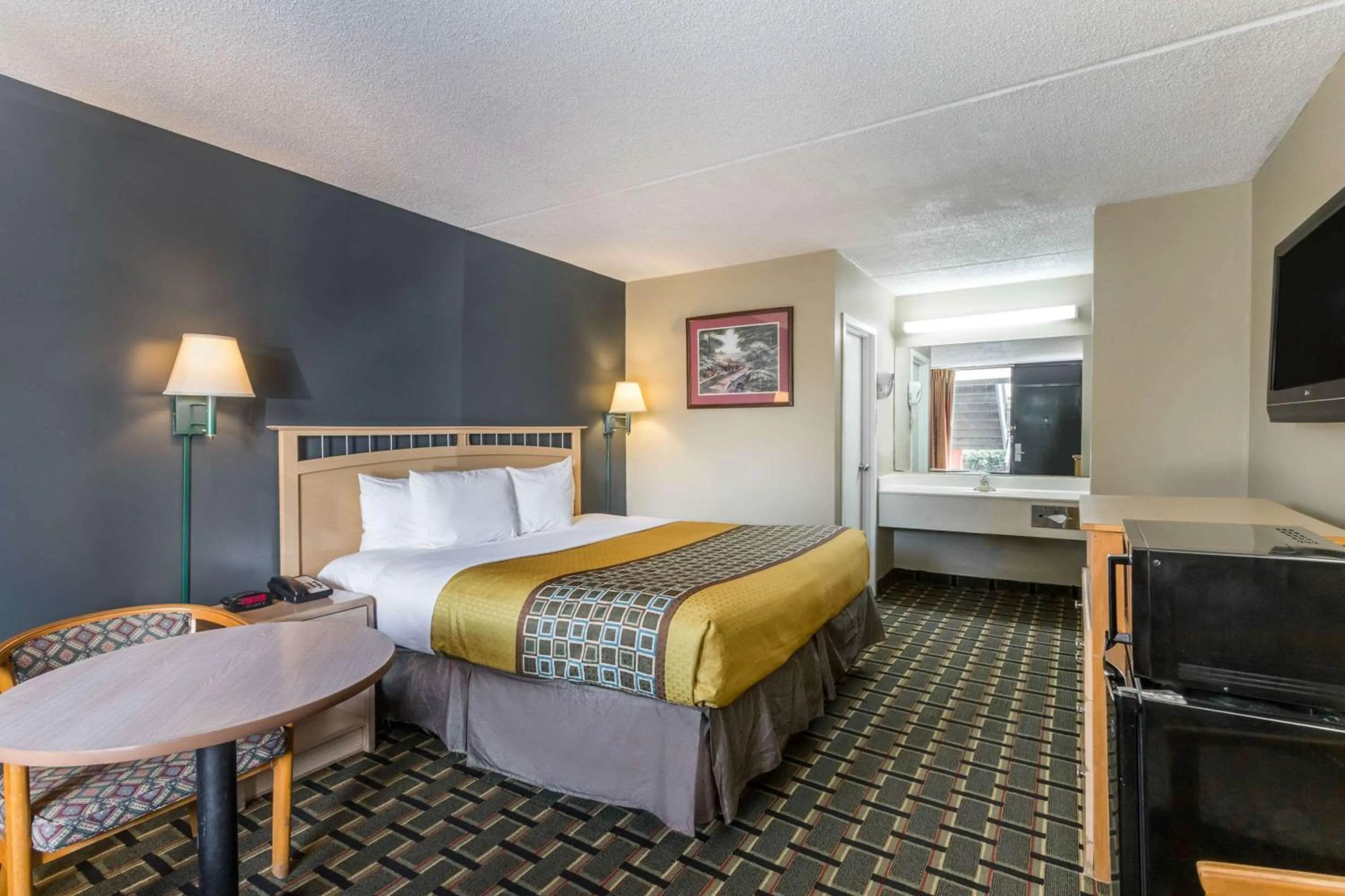 Photo of the whole room, Bed in Travelodge by Wyndham Savannah Area/Richmond Hill