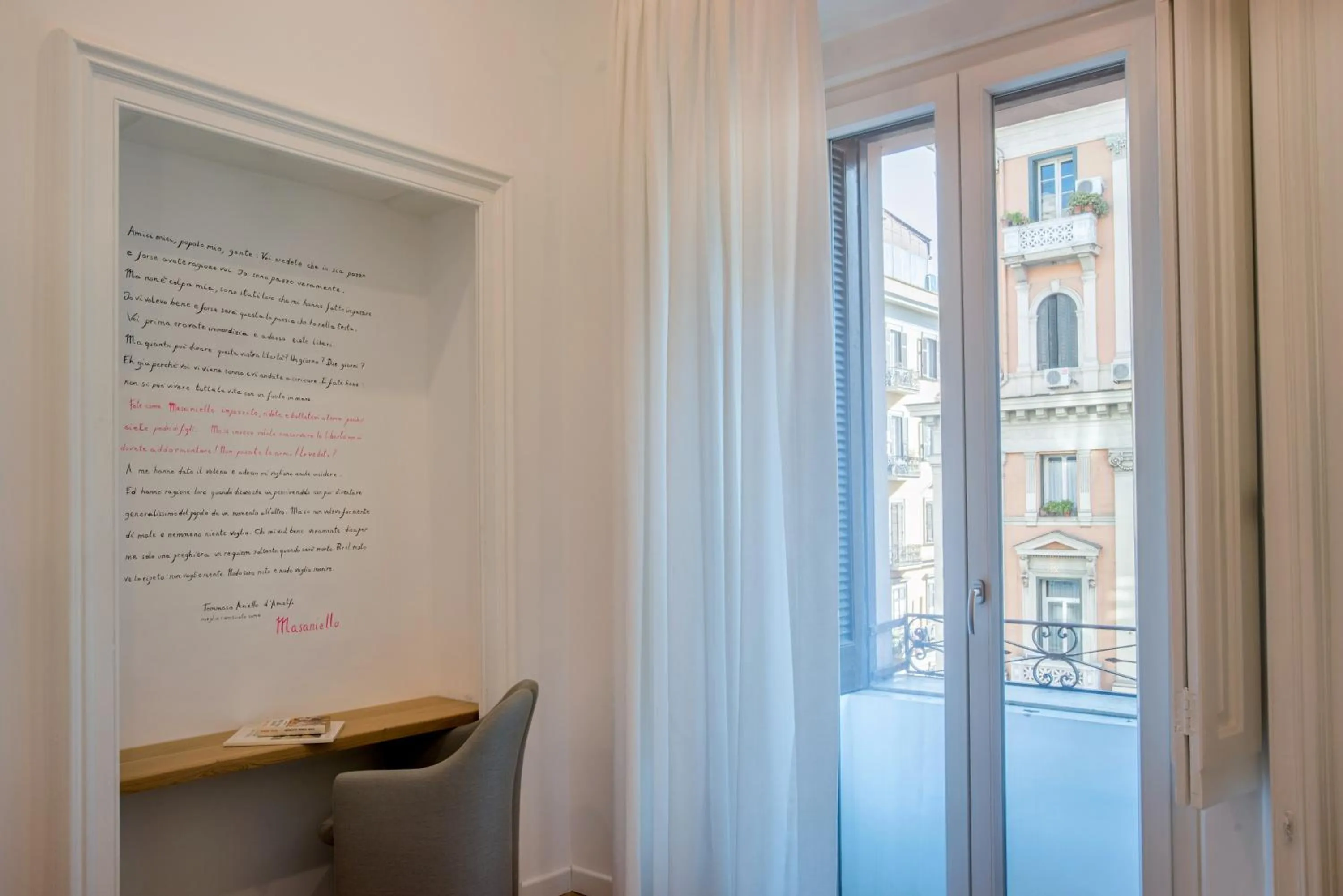 Decorative detail in Napoliamo Guest House