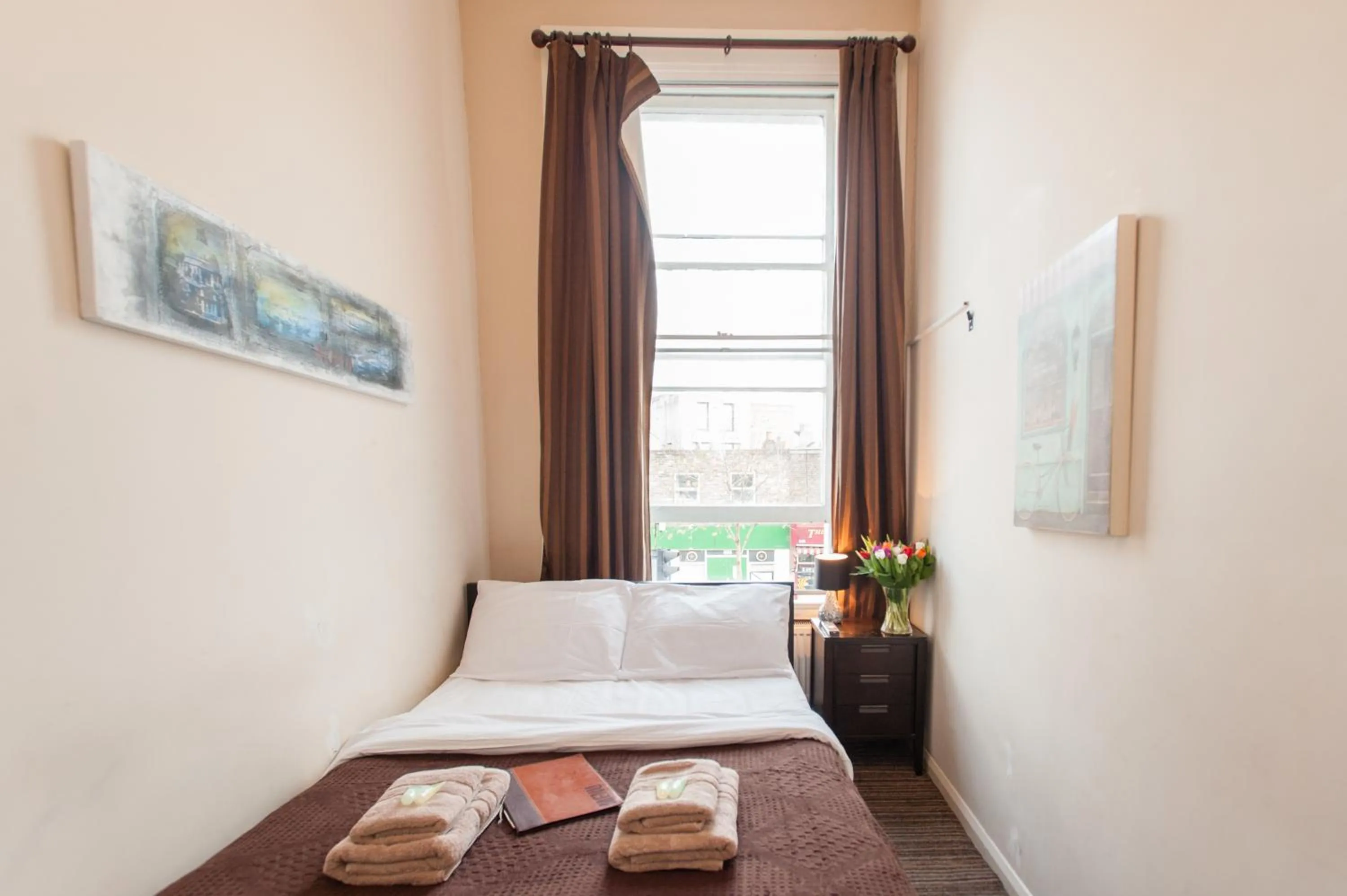 Bedroom in New Market Ale House