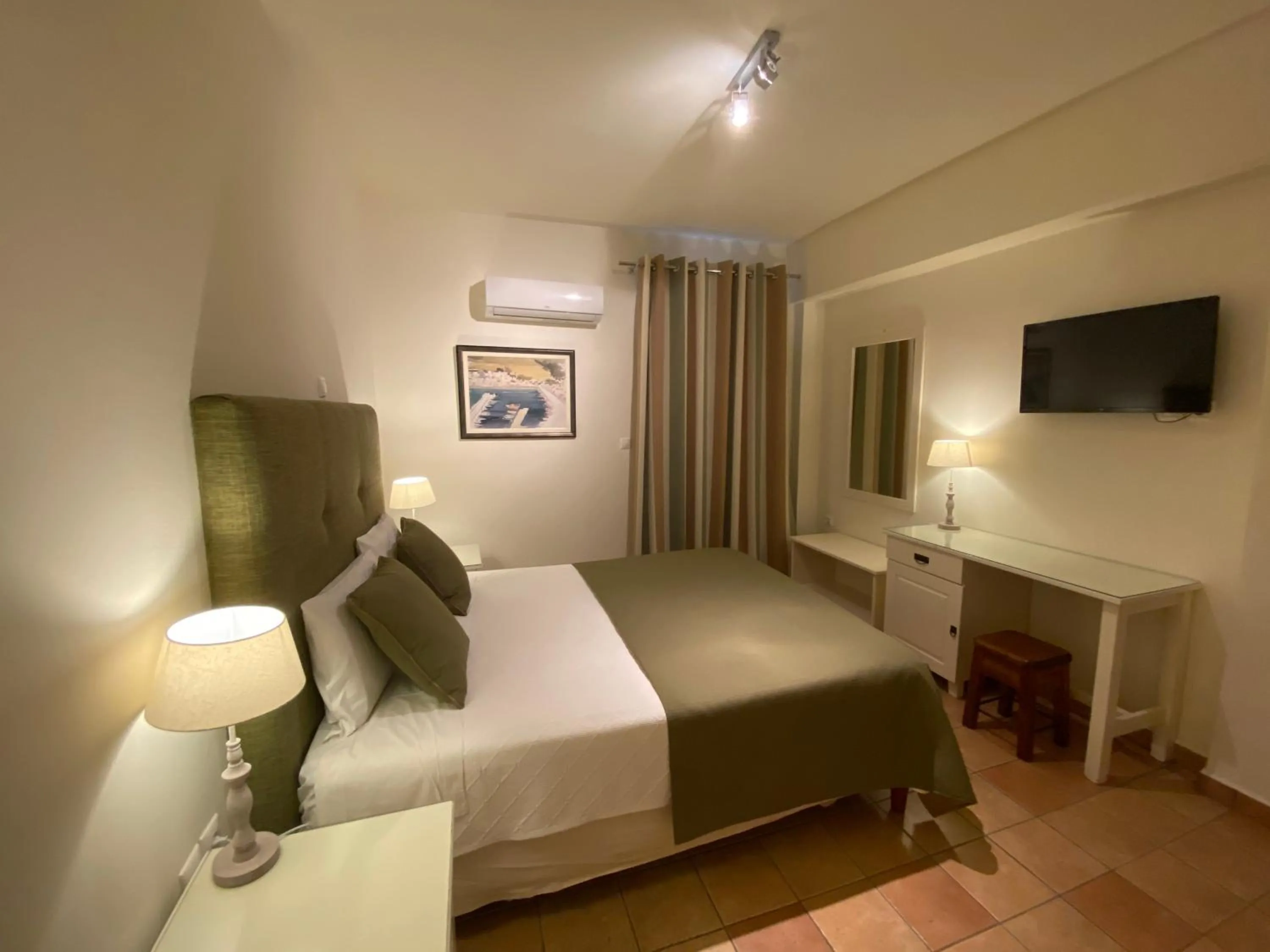 Photo of the whole room, Bed in Kastro Maini