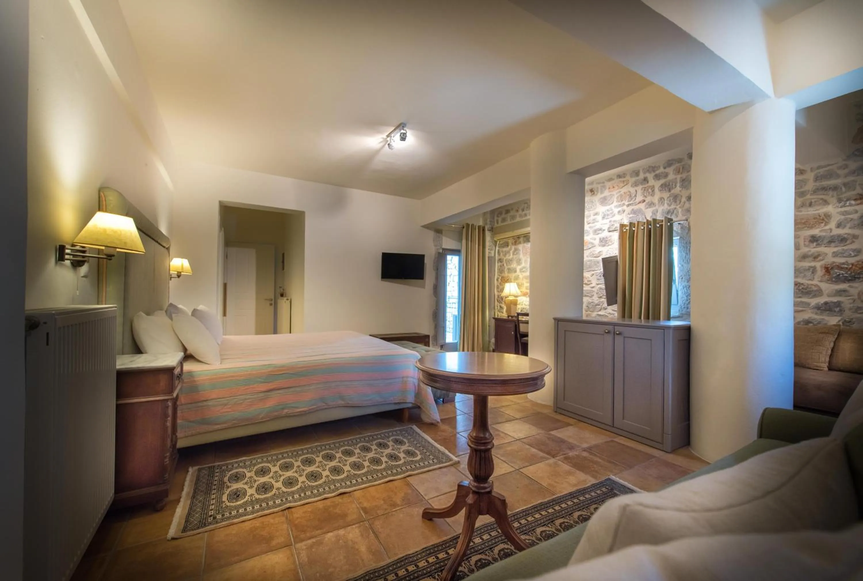 Photo of the whole room, Bed in Kastro Maini