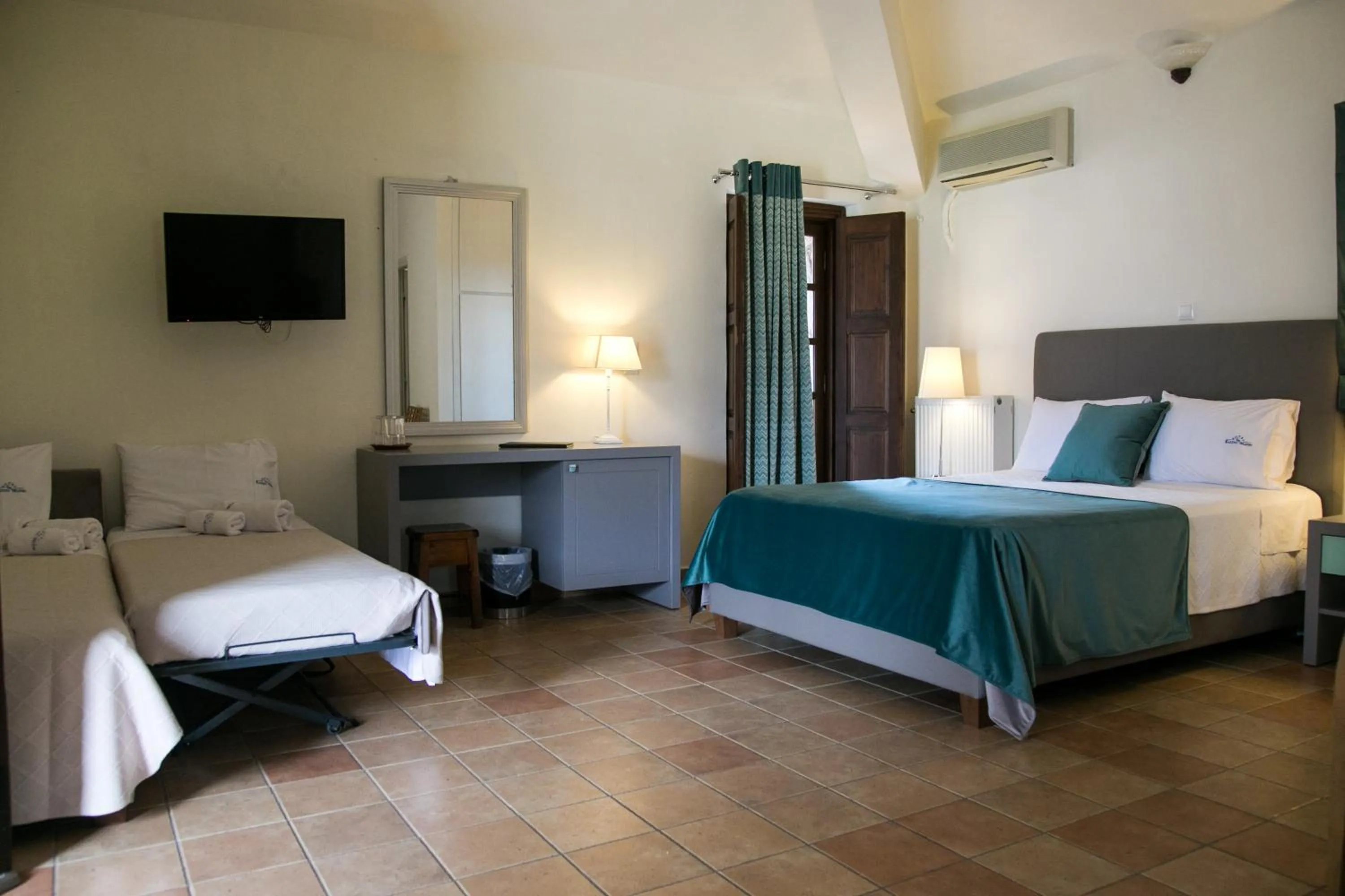 Photo of the whole room, Bed in Kastro Maini