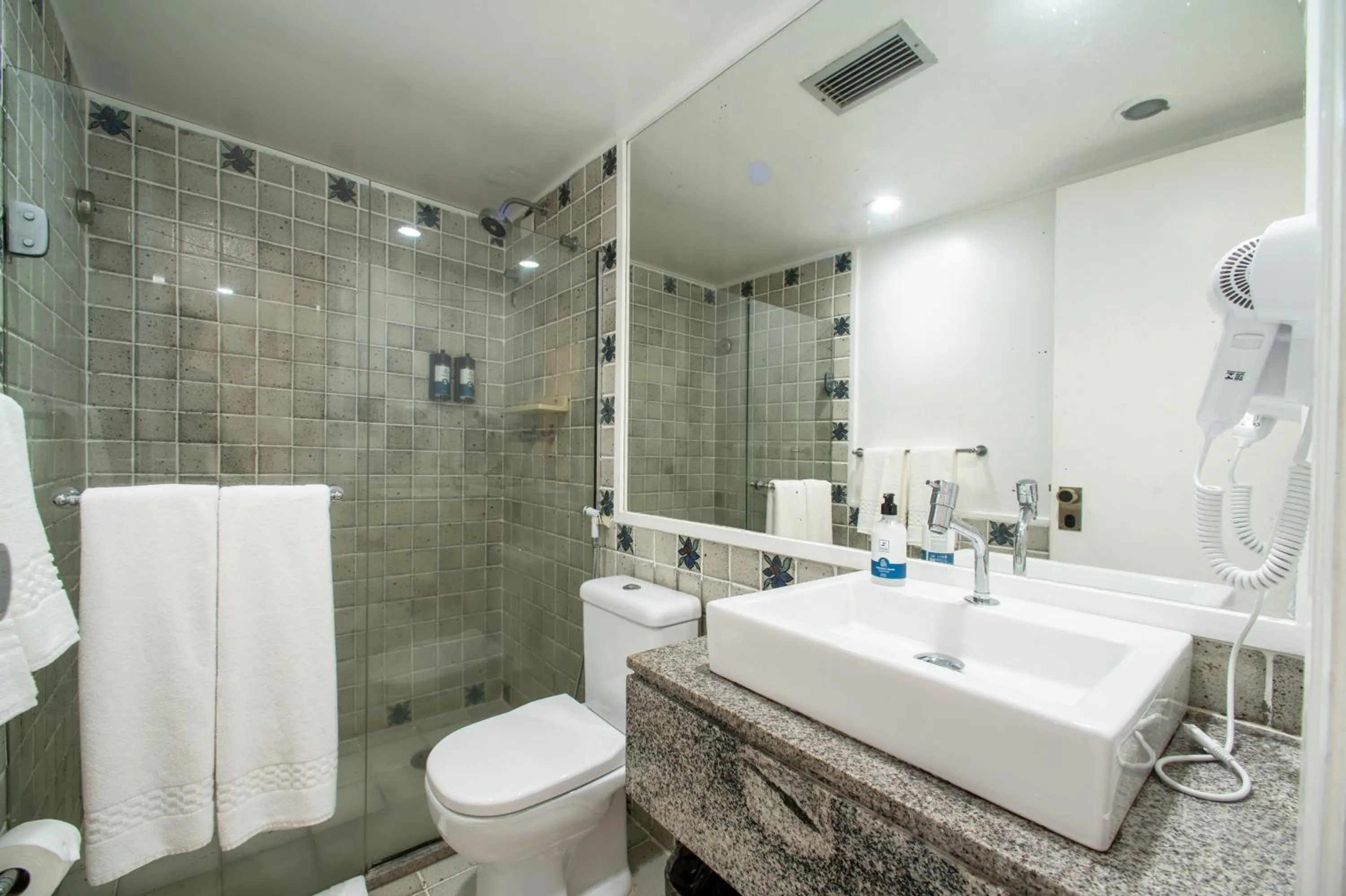 Toilet in Jatiúca Suites Resort by Slaviero Hotéis