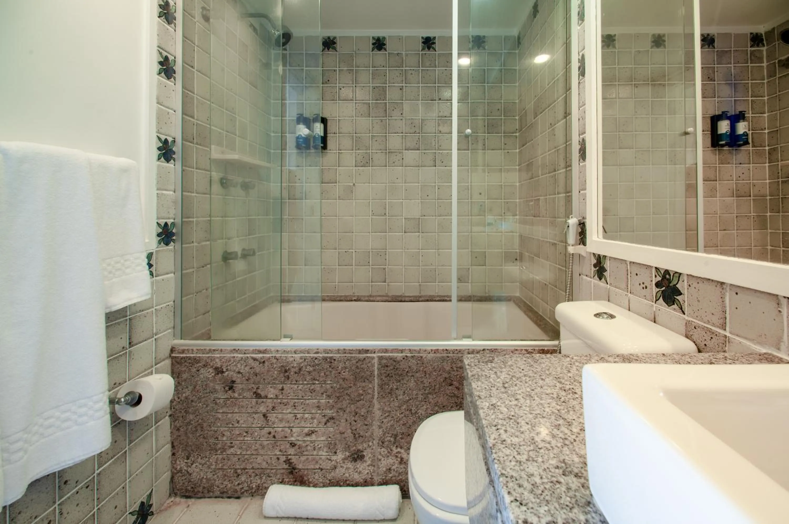 Toilet in Jatiúca Suites Resort by Slaviero Hotéis