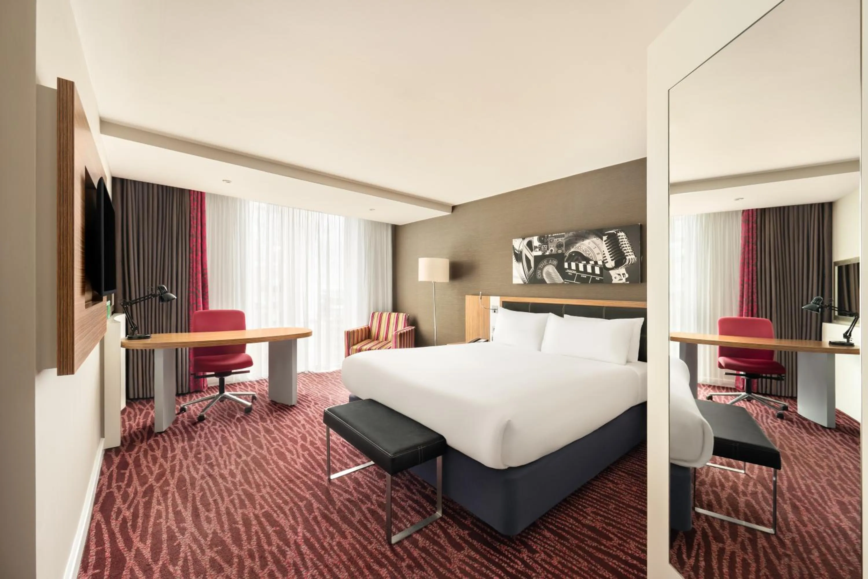 Bed in Holiday Inn Manchester-Mediacityuk by IHG