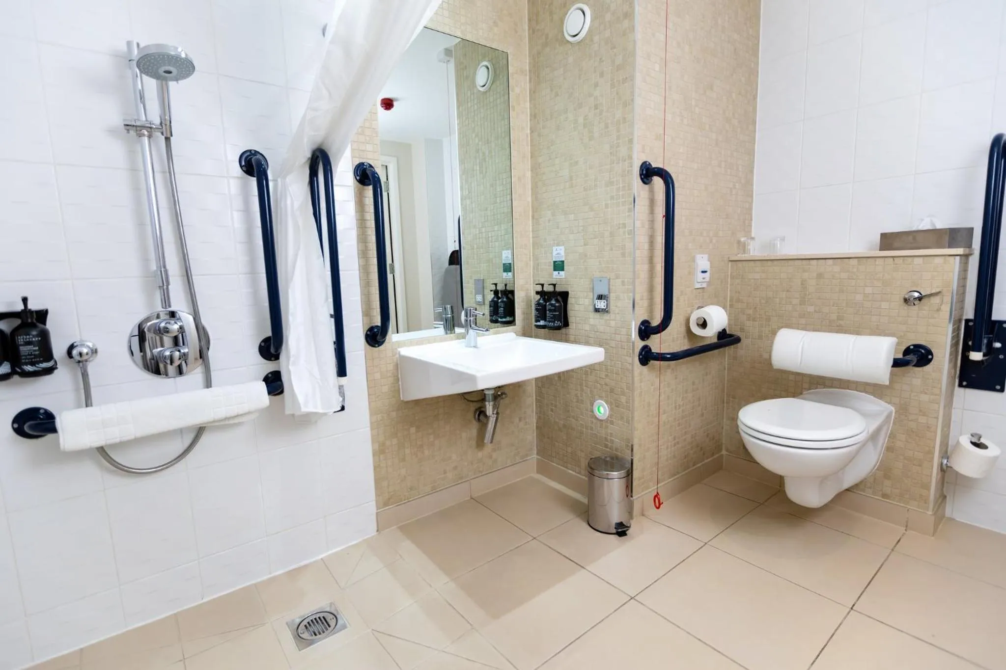 Photo of the whole room in Holiday Inn Manchester-Mediacityuk by IHG