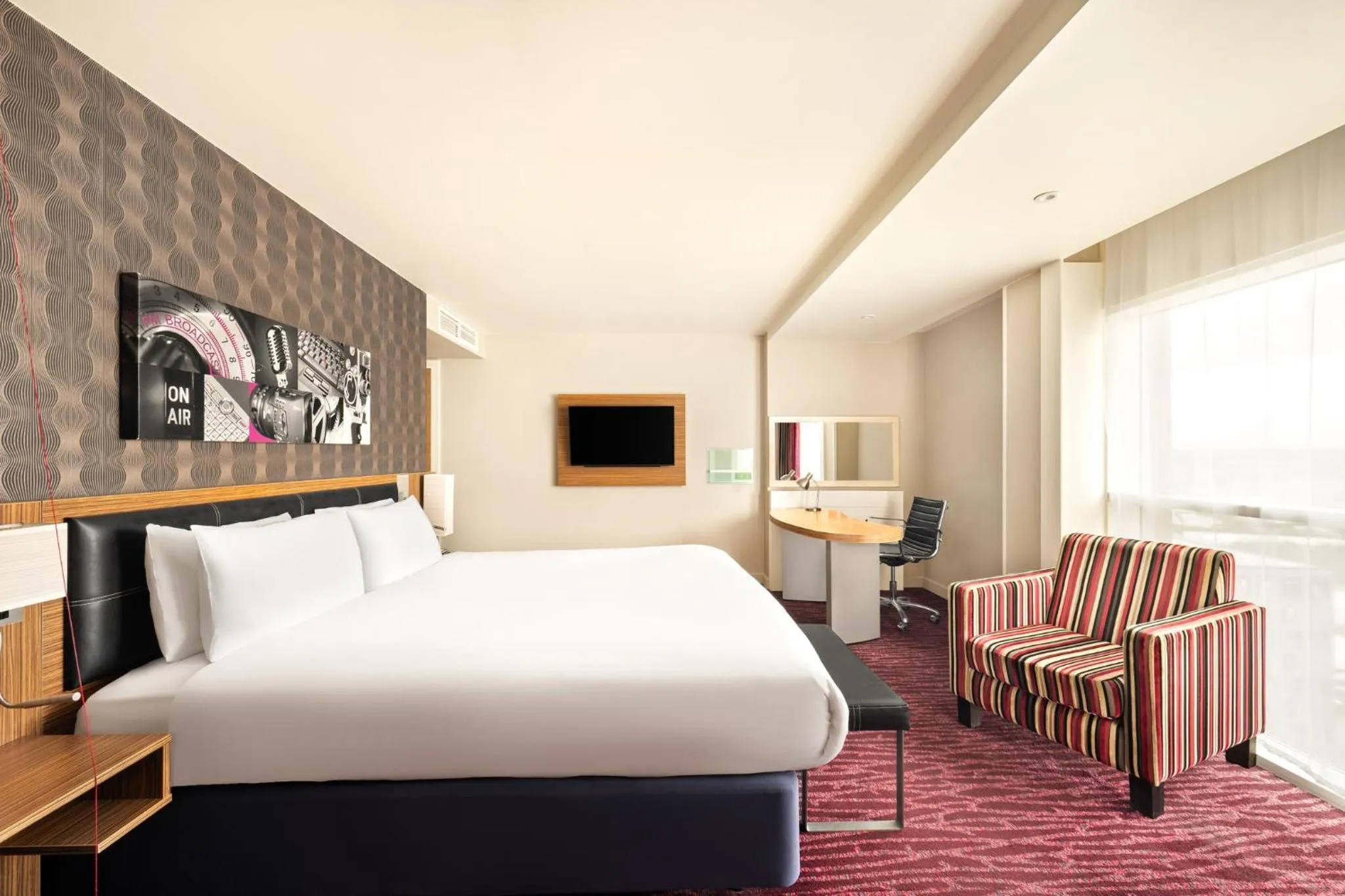 Photo of the whole room, Bed in Holiday Inn Manchester-Mediacityuk by IHG