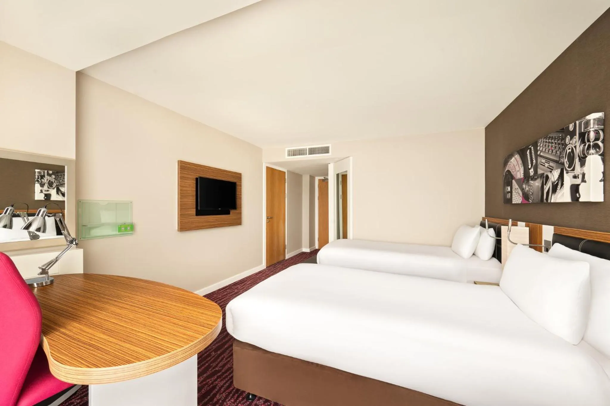 Photo of the whole room, Bed in Holiday Inn Manchester-Mediacityuk by IHG