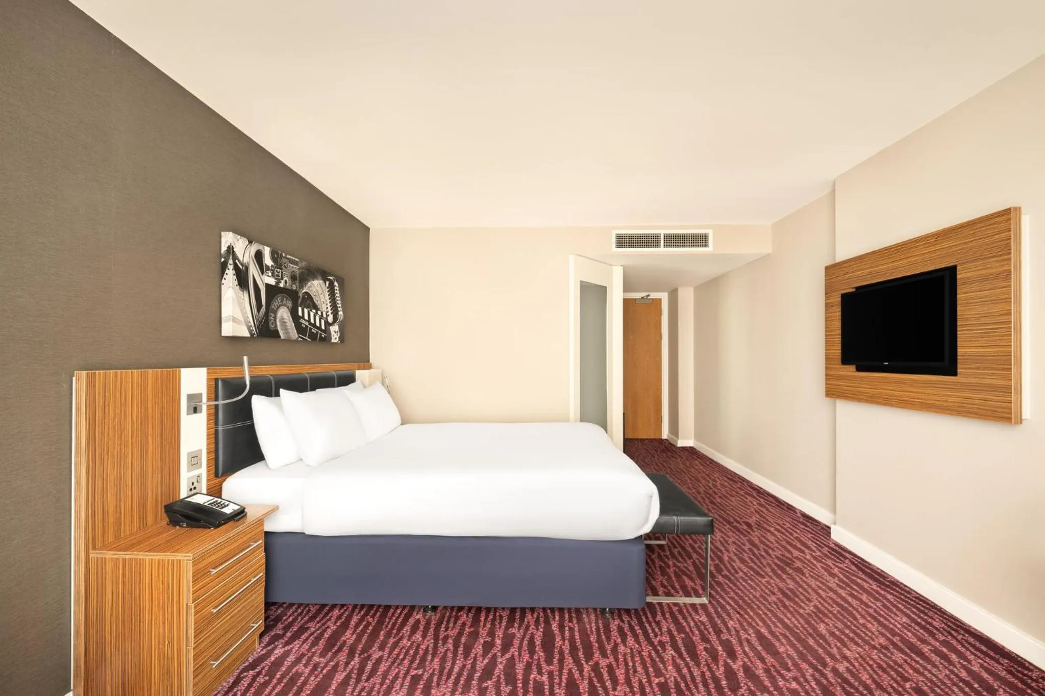 Photo of the whole room, Bed in Holiday Inn Manchester-Mediacityuk by IHG