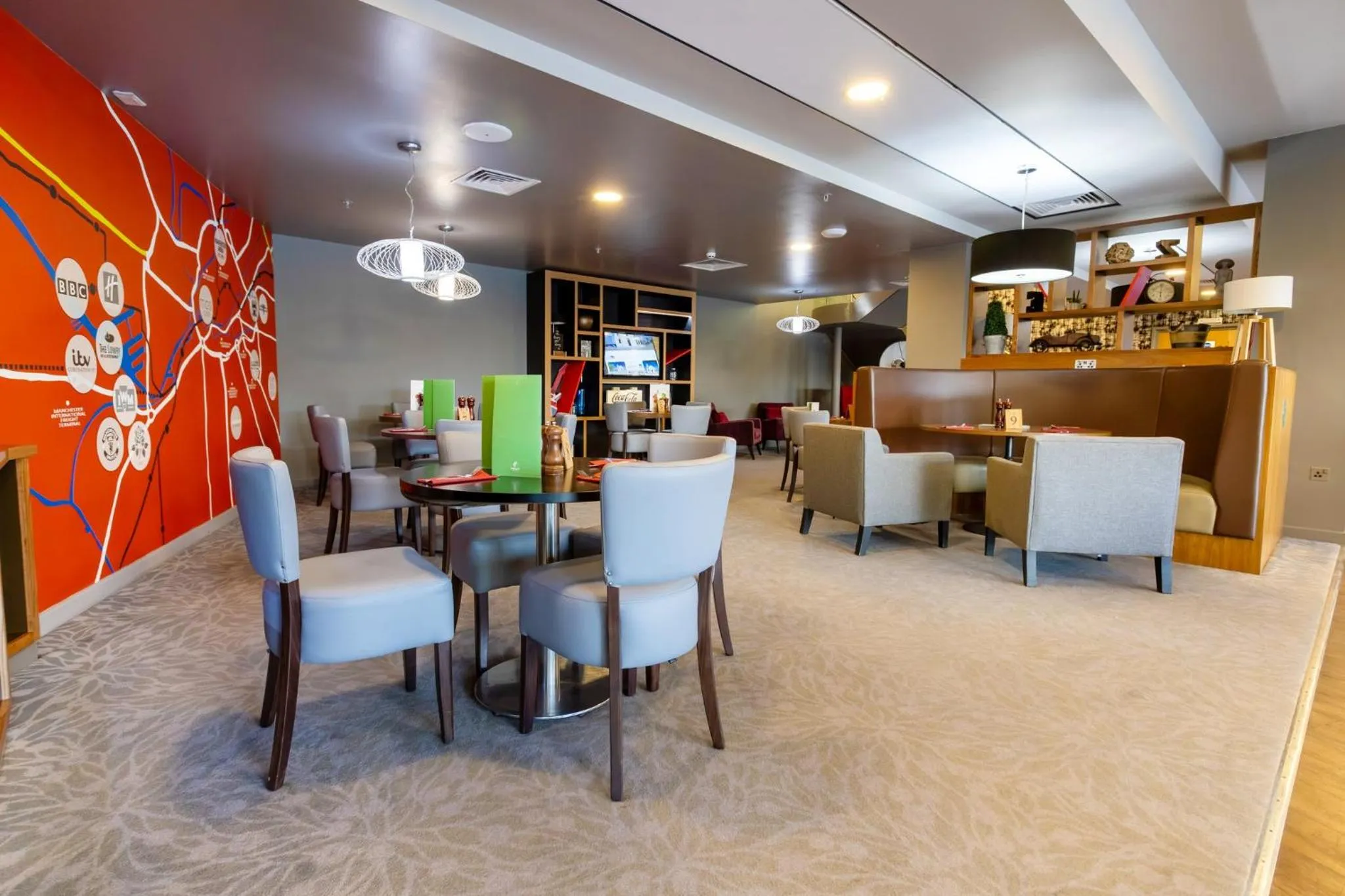 Lounge or bar in Holiday Inn Manchester-Mediacityuk by IHG